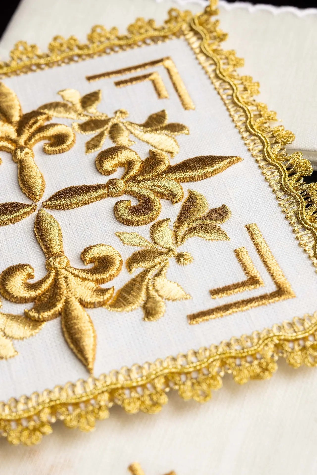 Lingerie de calice brodée d'or
