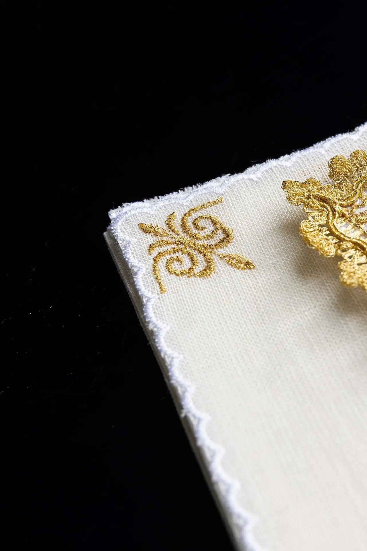 Embroidered chalice linen Golden Marian Symbol LEN
