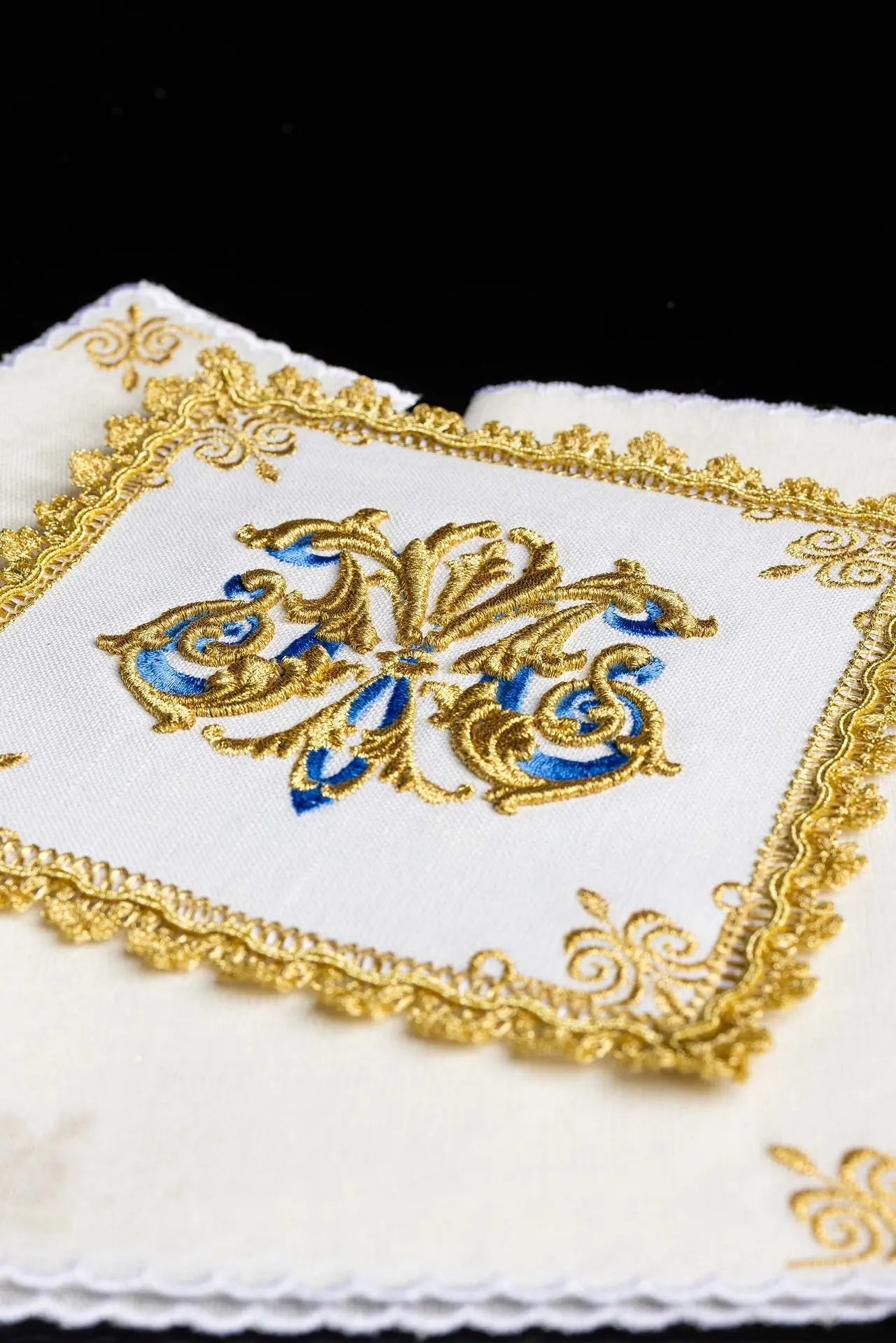 Embroidered chalice linen Golden Marian Symbol LEN