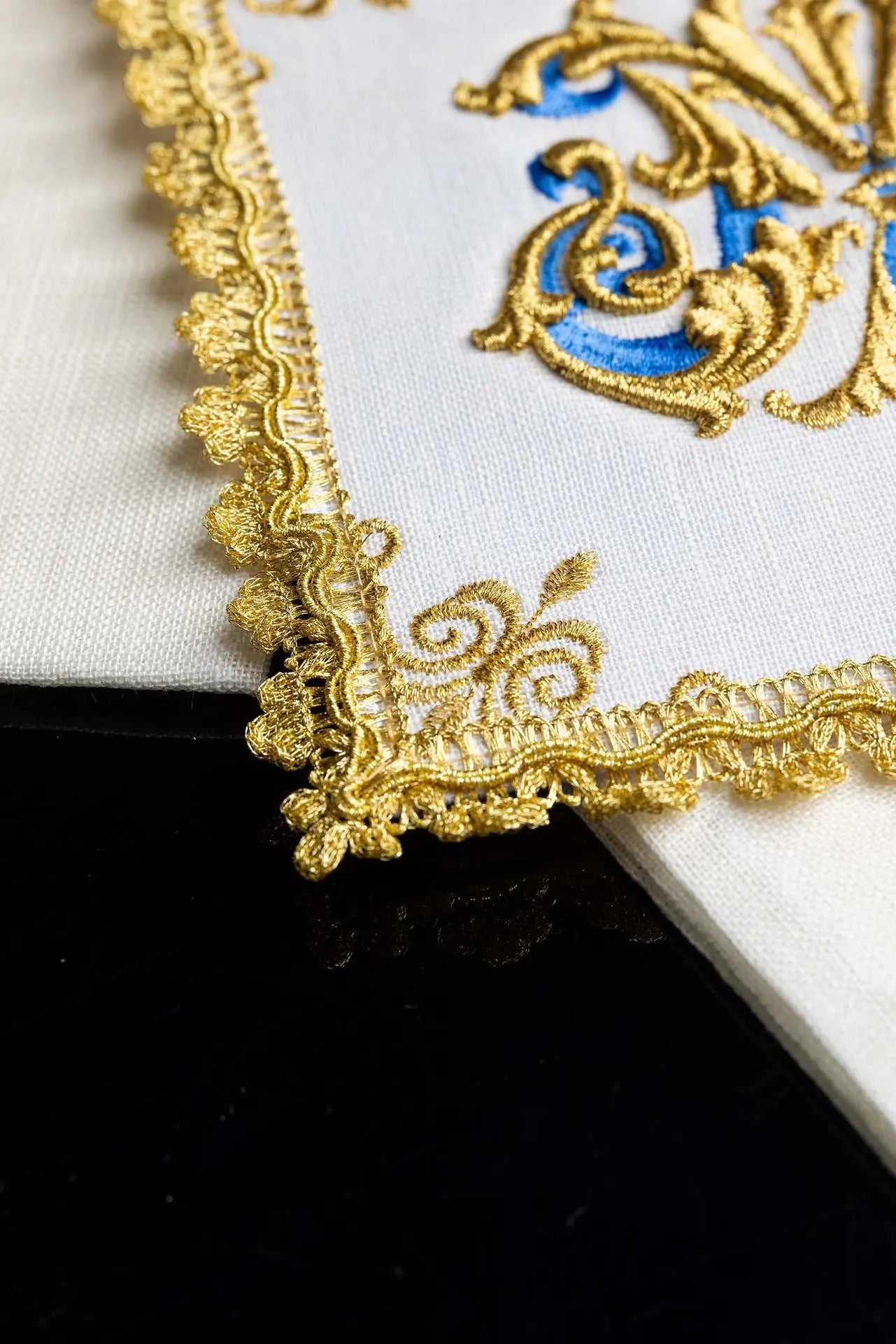 Embroidered chalice linen Golden Marian Symbol LEN