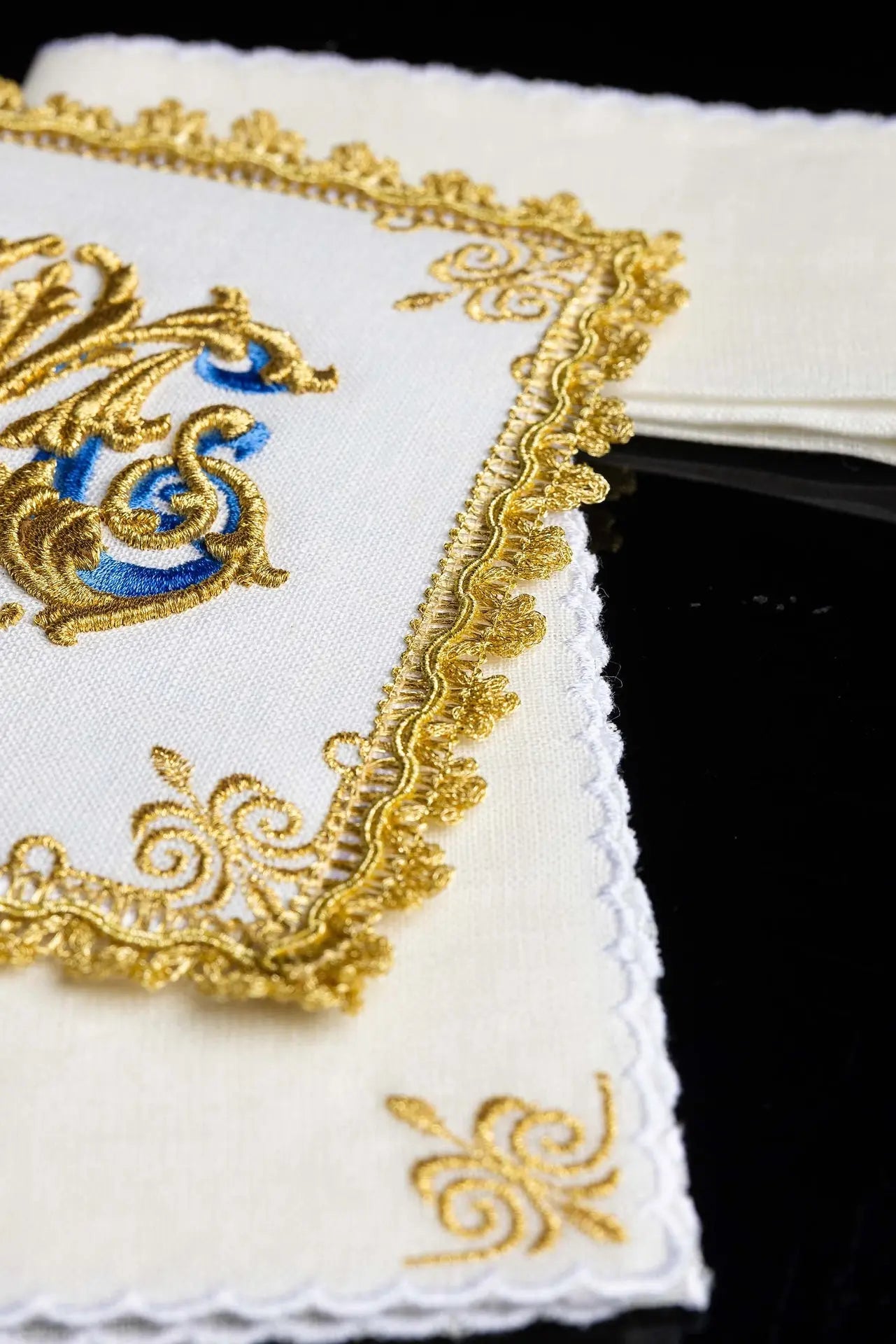 Embroidered chalice linen Golden Marian Symbol LEN