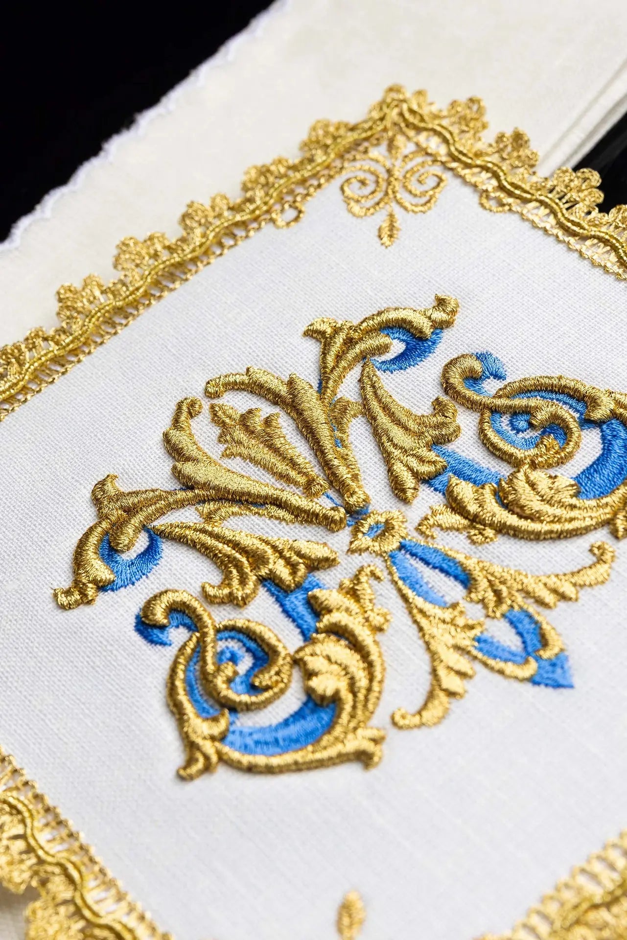 Embroidered chalice linen Golden Marian Symbol LEN
