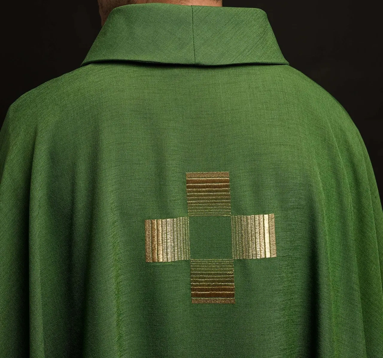 Chasuble avec croix brodées en vert