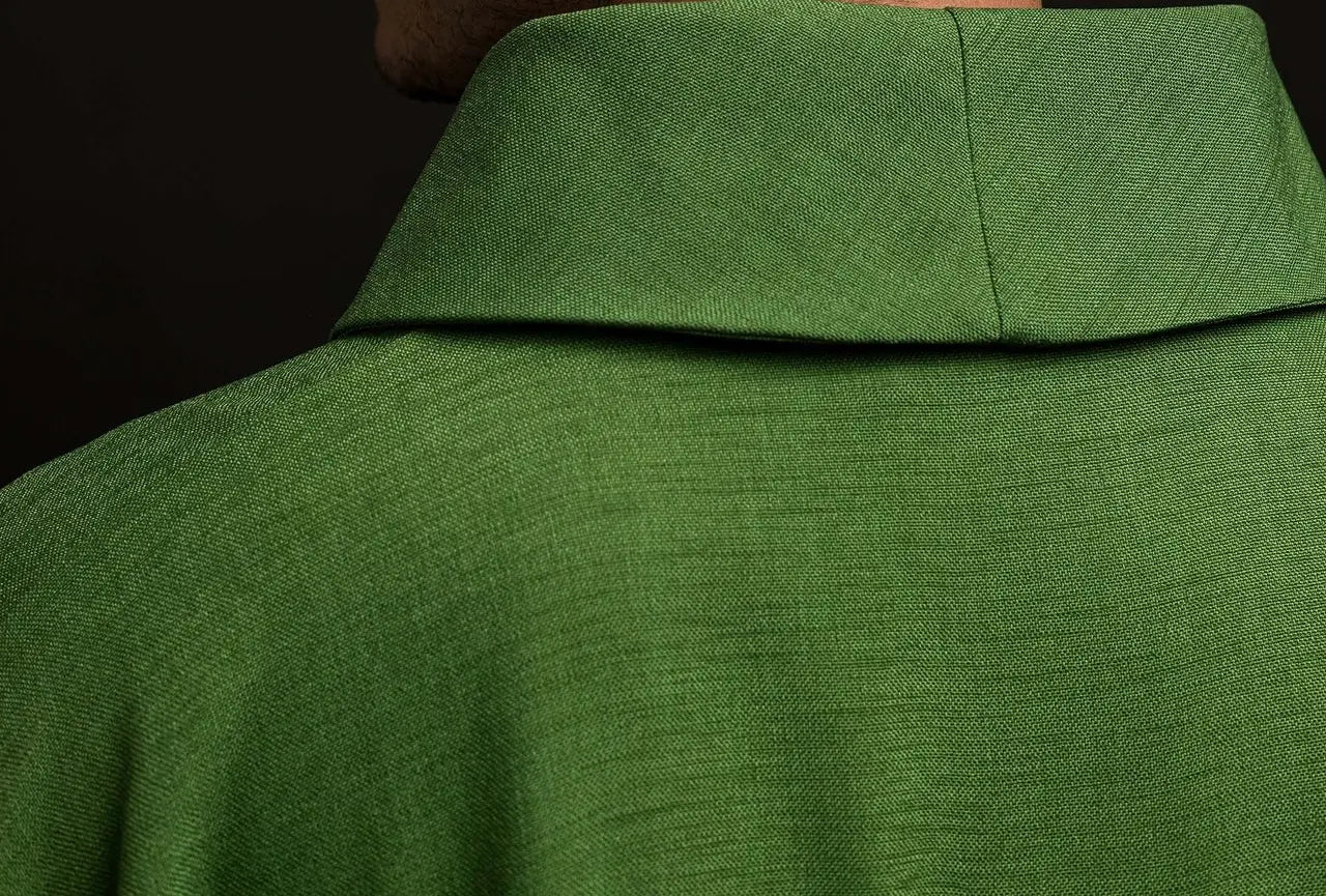 Chasuble avec croix brodées en vert