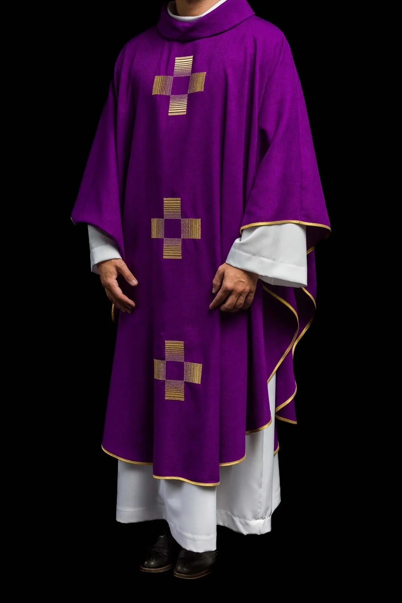 Chasuble avec croix brodées en violet