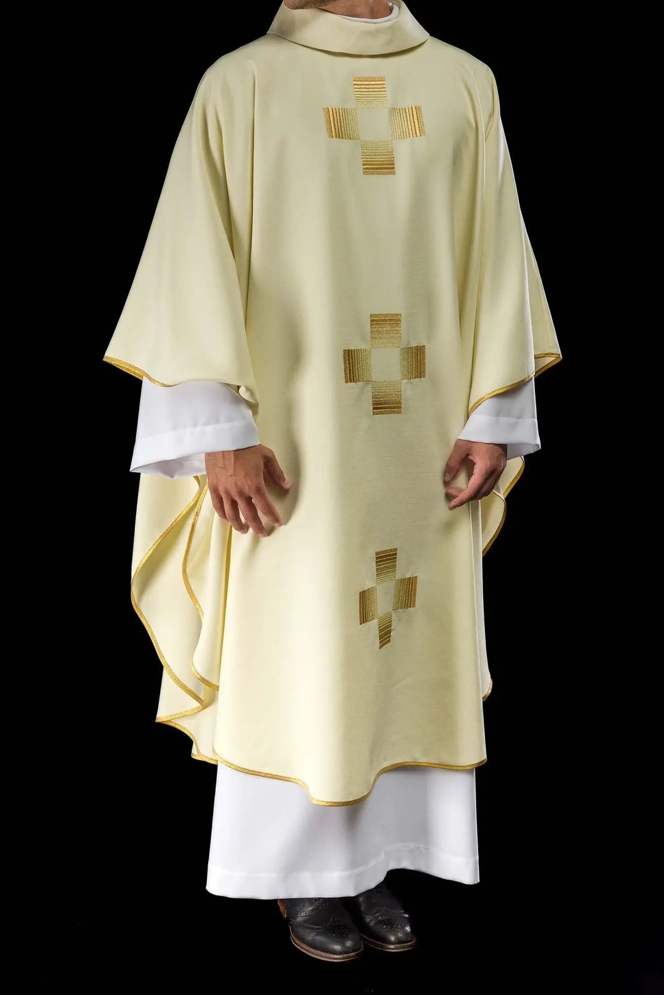 Chasuble avec croix dorées brodées