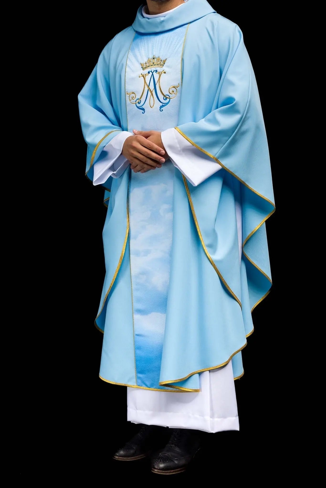 Chasuble liturgique bleue mariale avec ceinture sublimée et brodée