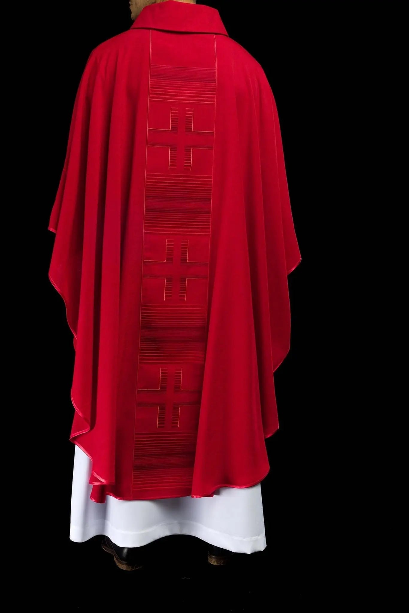 Chasuble brodée avec croix rouges
