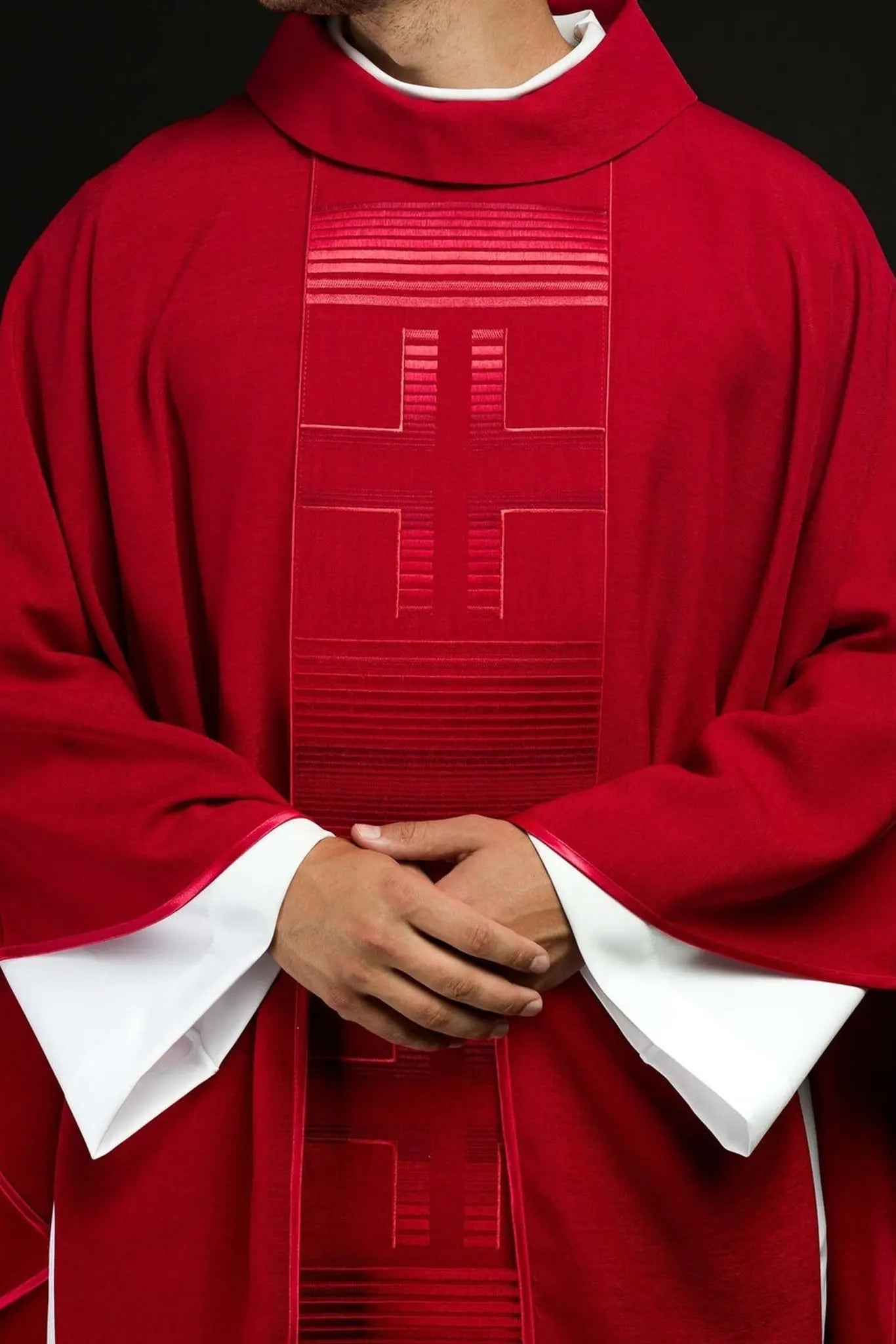 Chasuble brodée avec croix rouges