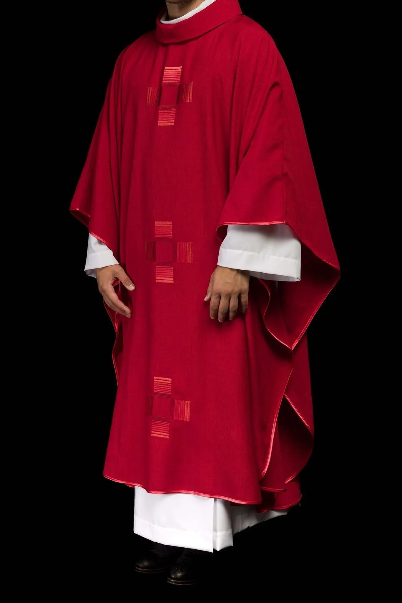 Chasuble rouge avec croix brodées