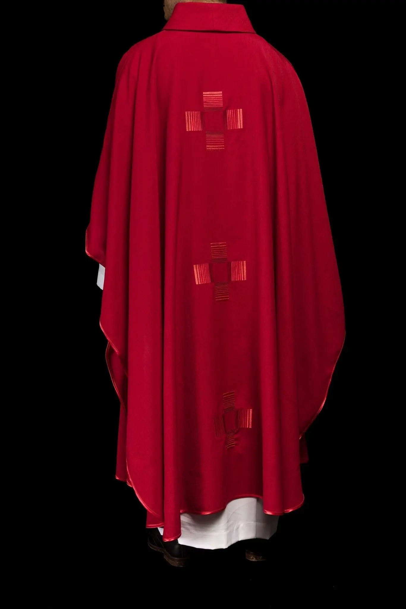 Chasuble rouge avec croix brodées