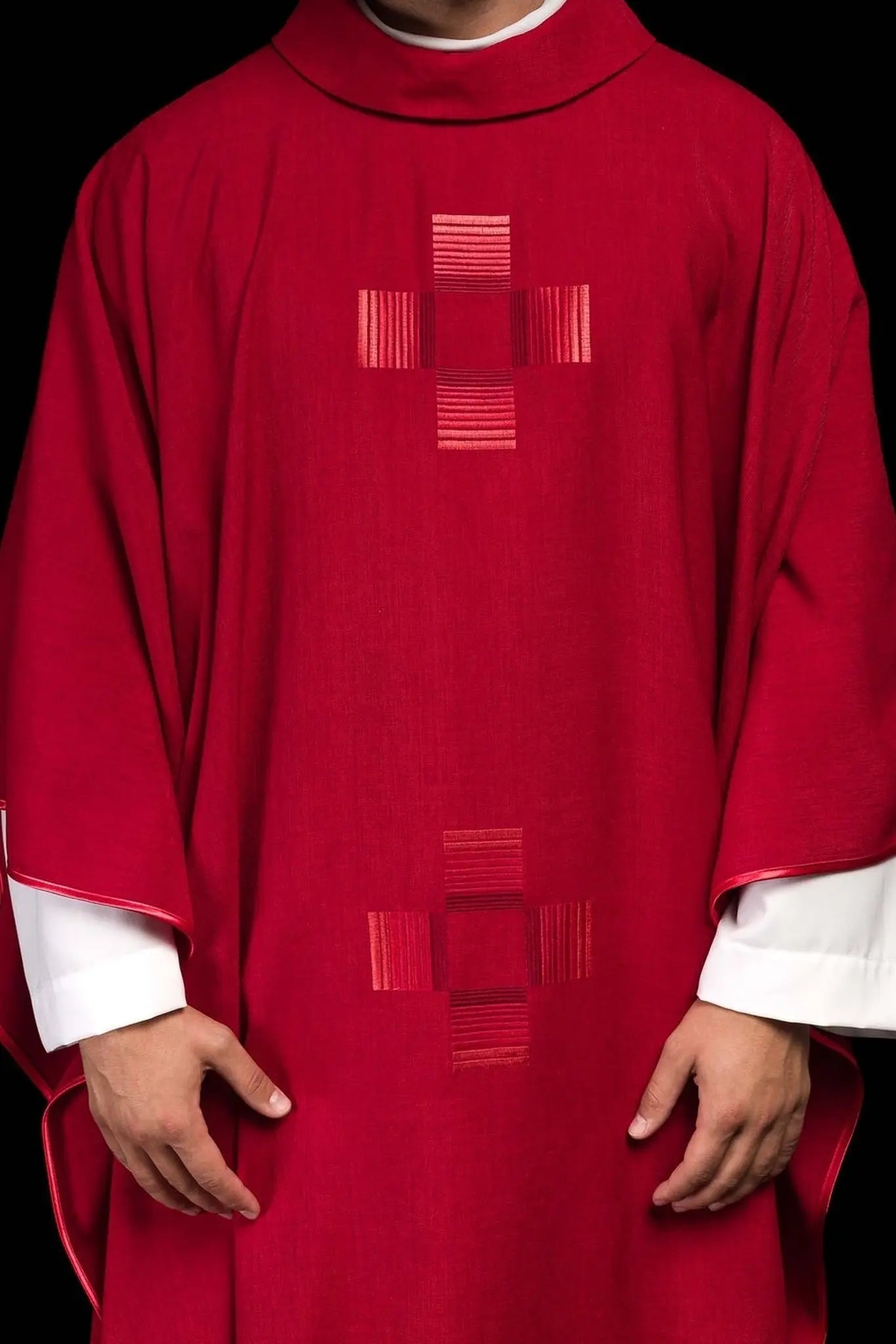 Chasuble rouge avec croix brodées