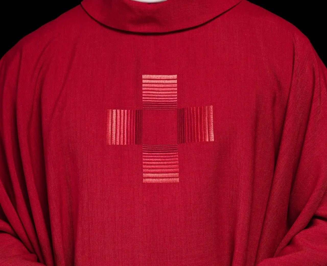 Chasuble rouge avec croix brodées