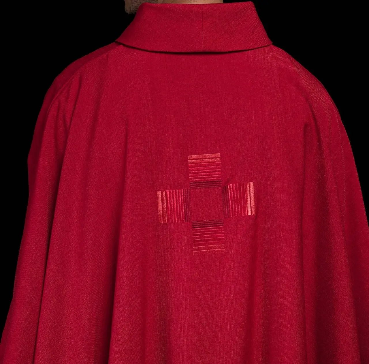 Chasuble rouge avec croix brodées