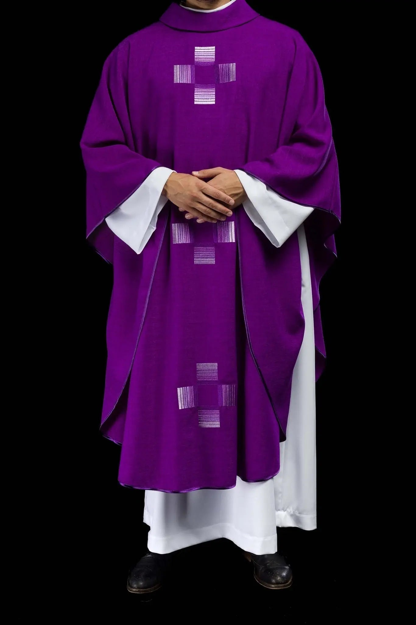 Chasuble violette avec croix brodées