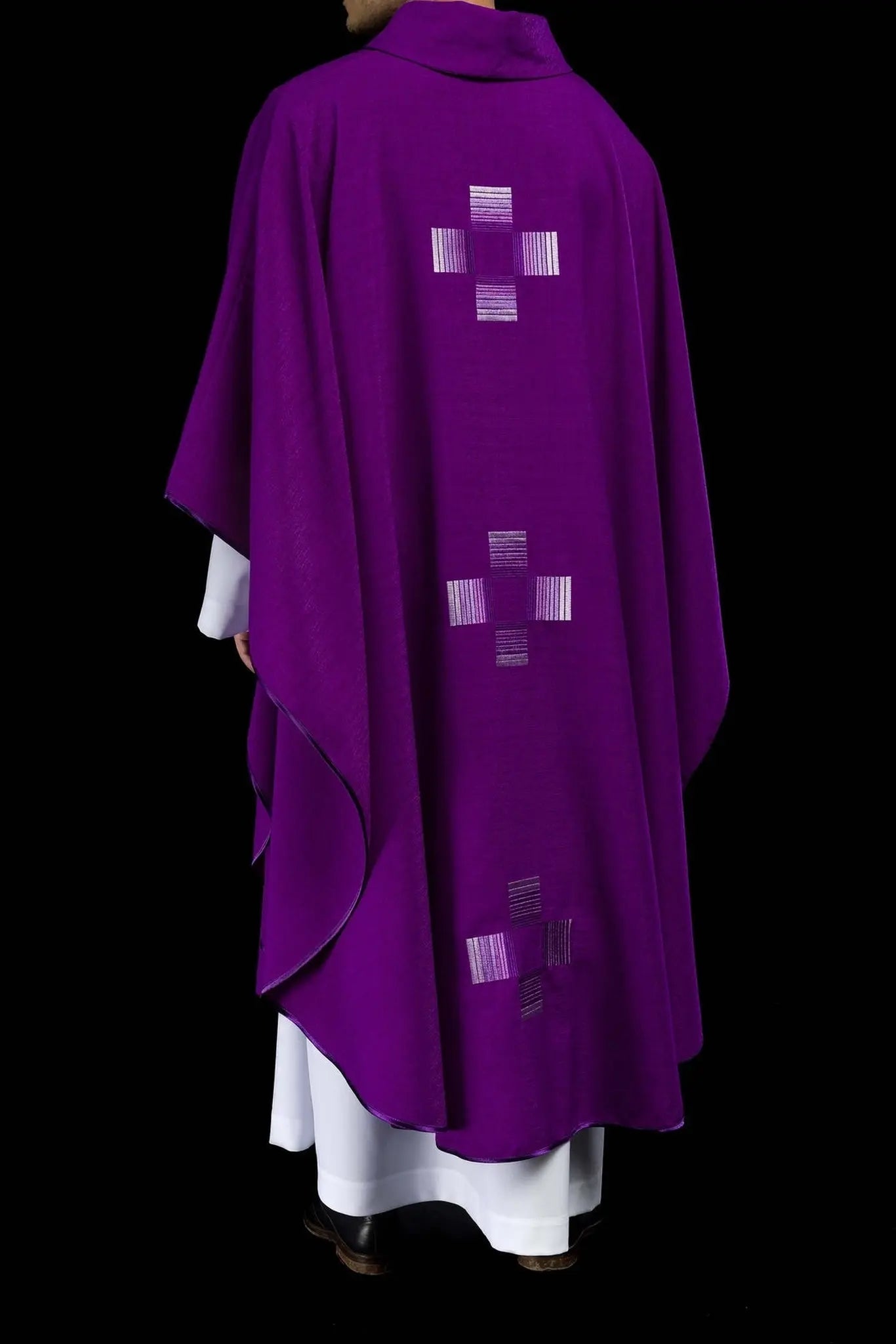 Chasuble violette avec croix brodées