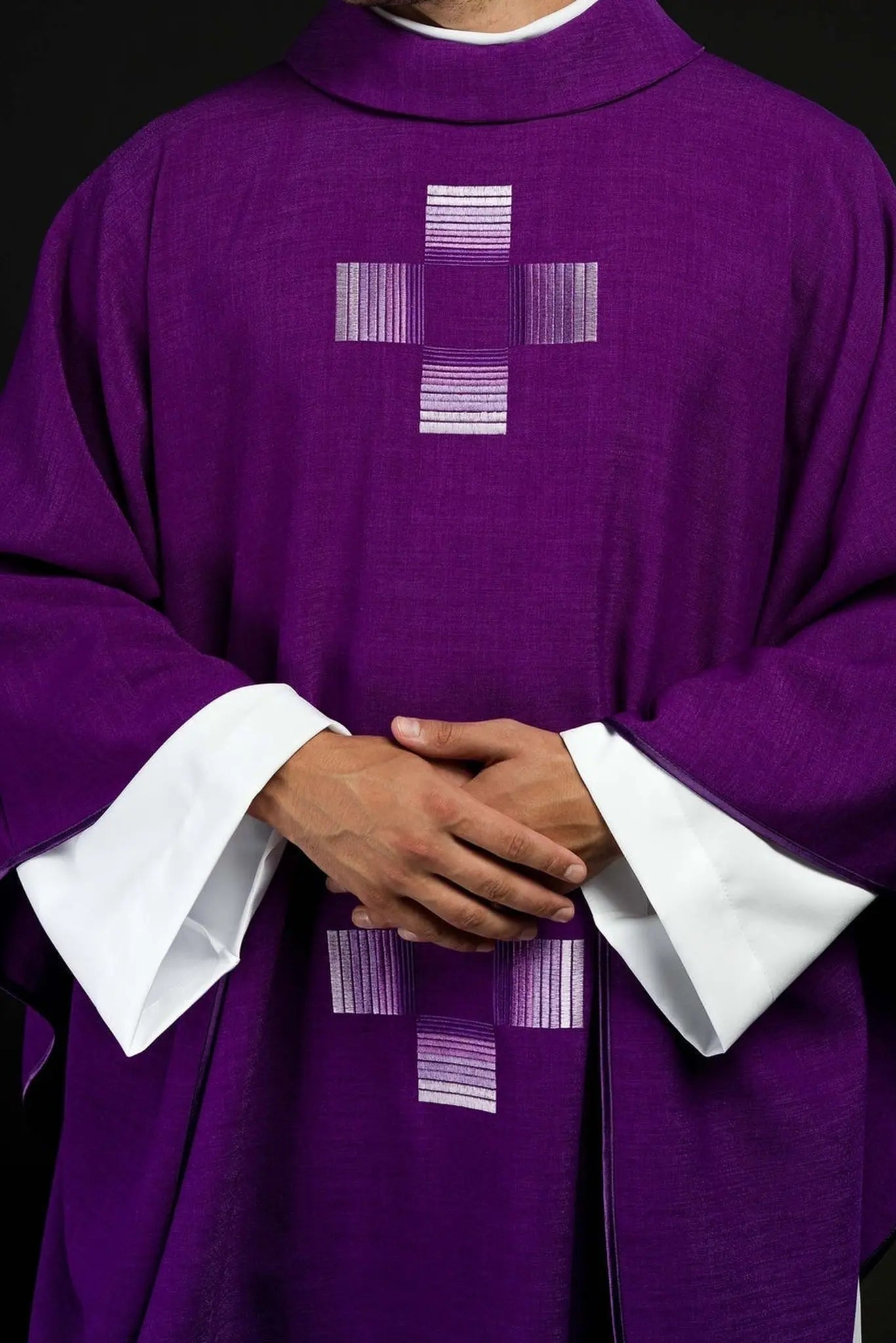 Chasuble violette avec croix brodées
