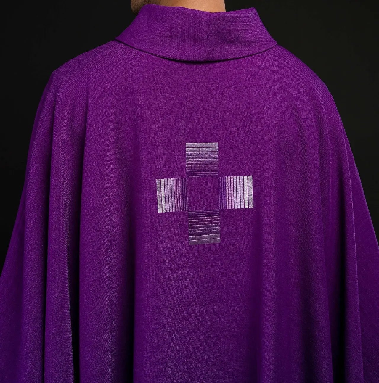 Chasuble violette avec croix brodées