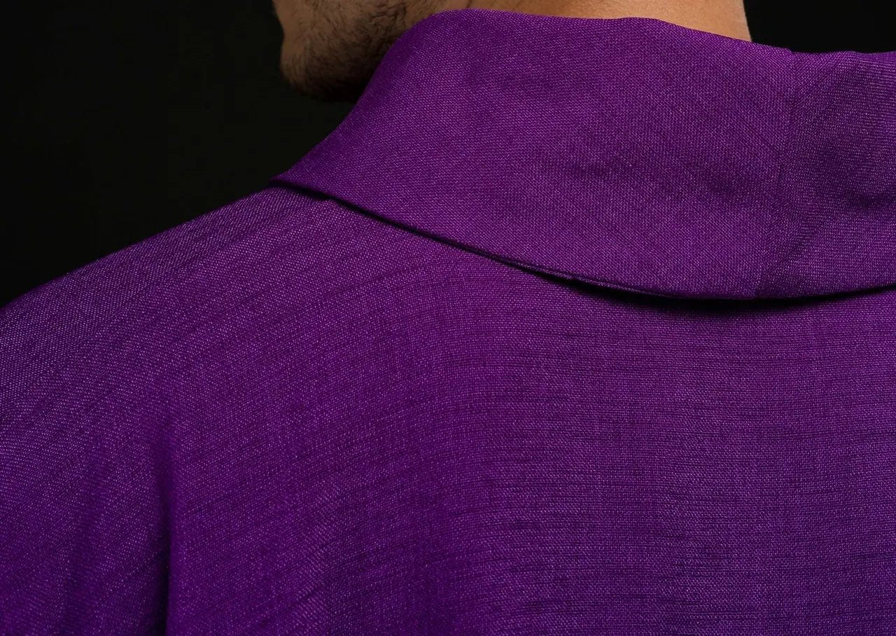 Chasuble violette avec croix brodées