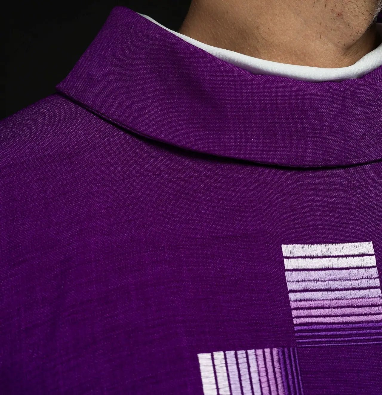 Chasuble violette avec croix brodées