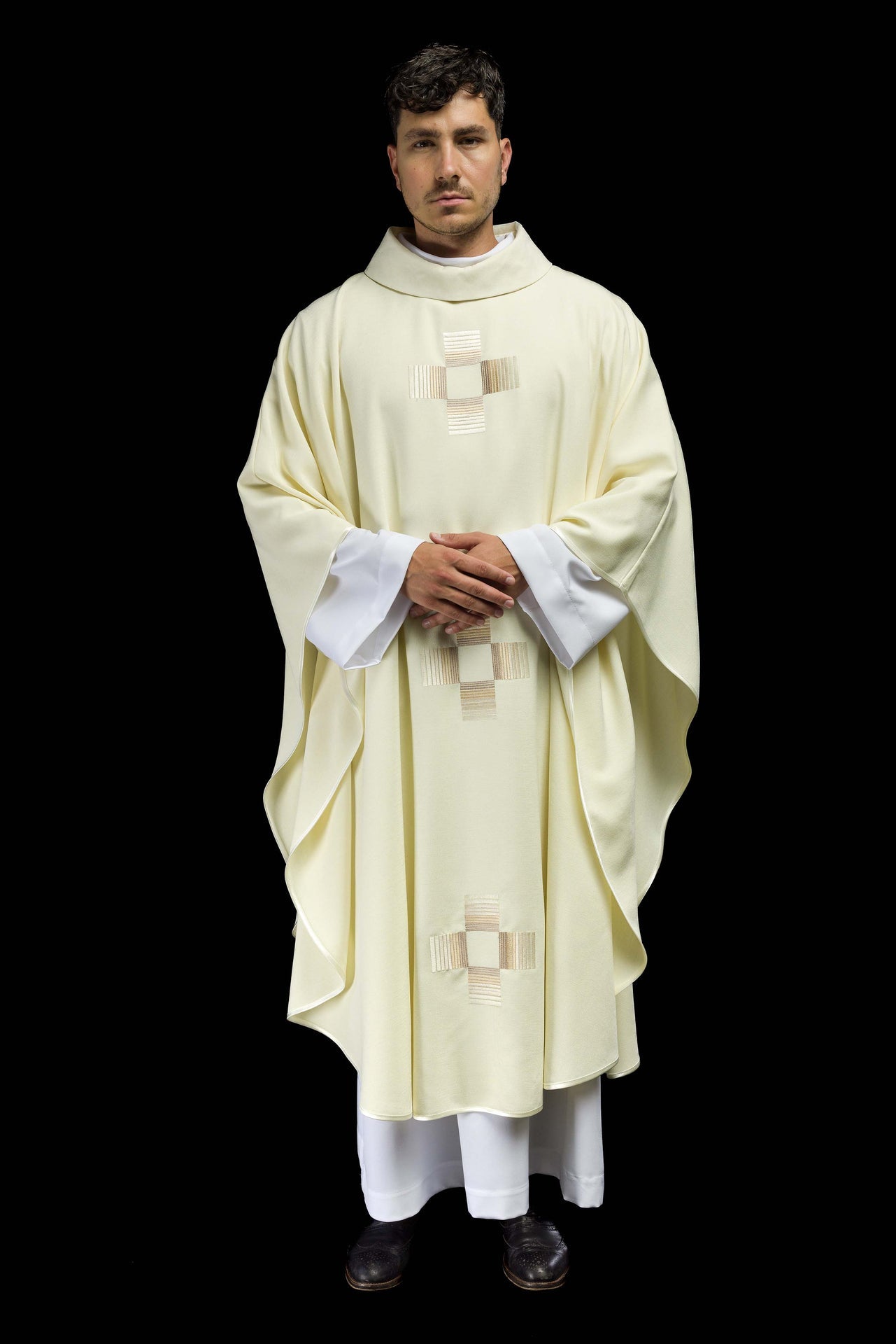 Ornat haftowanymi krzyżami w kolorze Ecru - ORNATY.PL