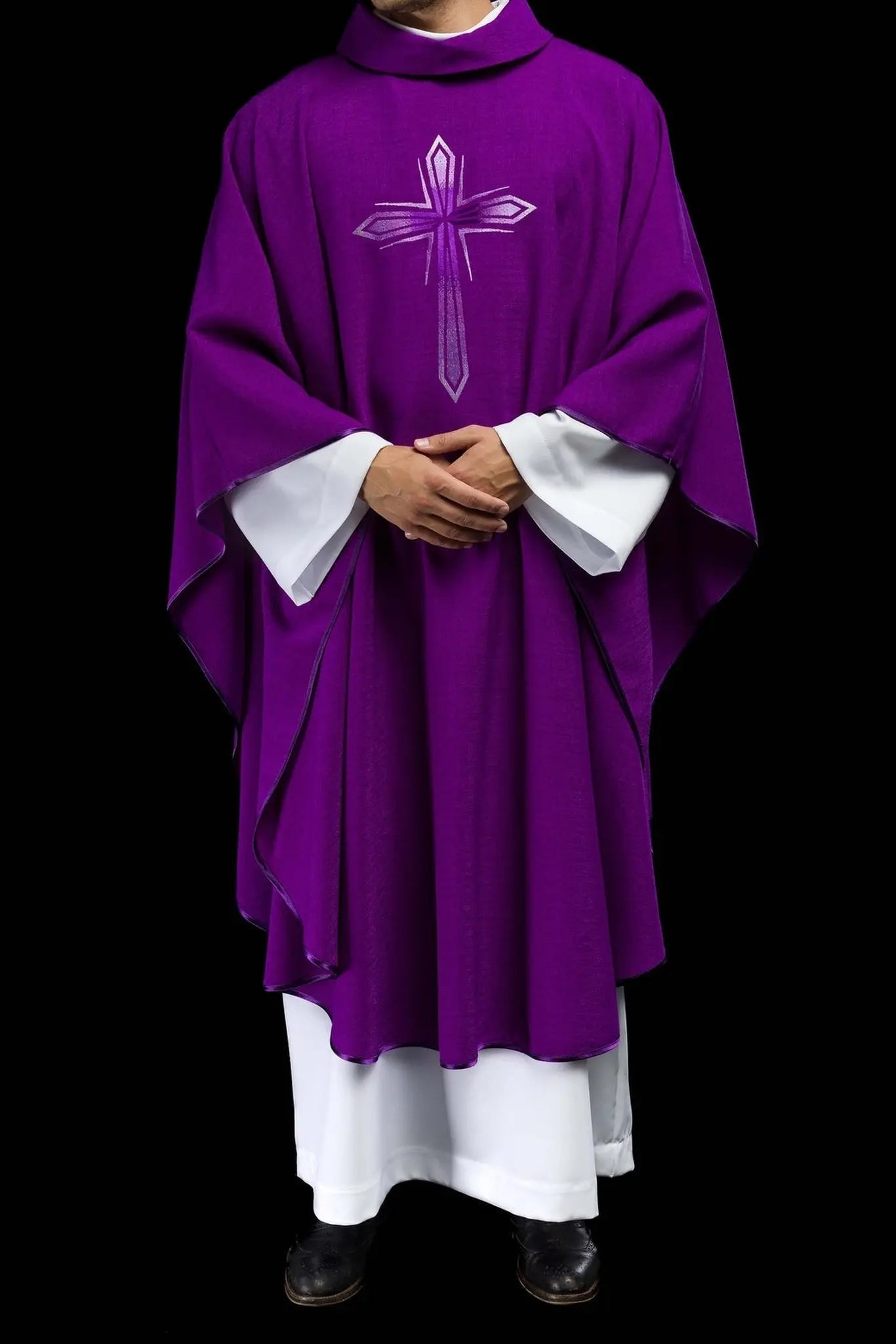 Chasuble brodée en violet