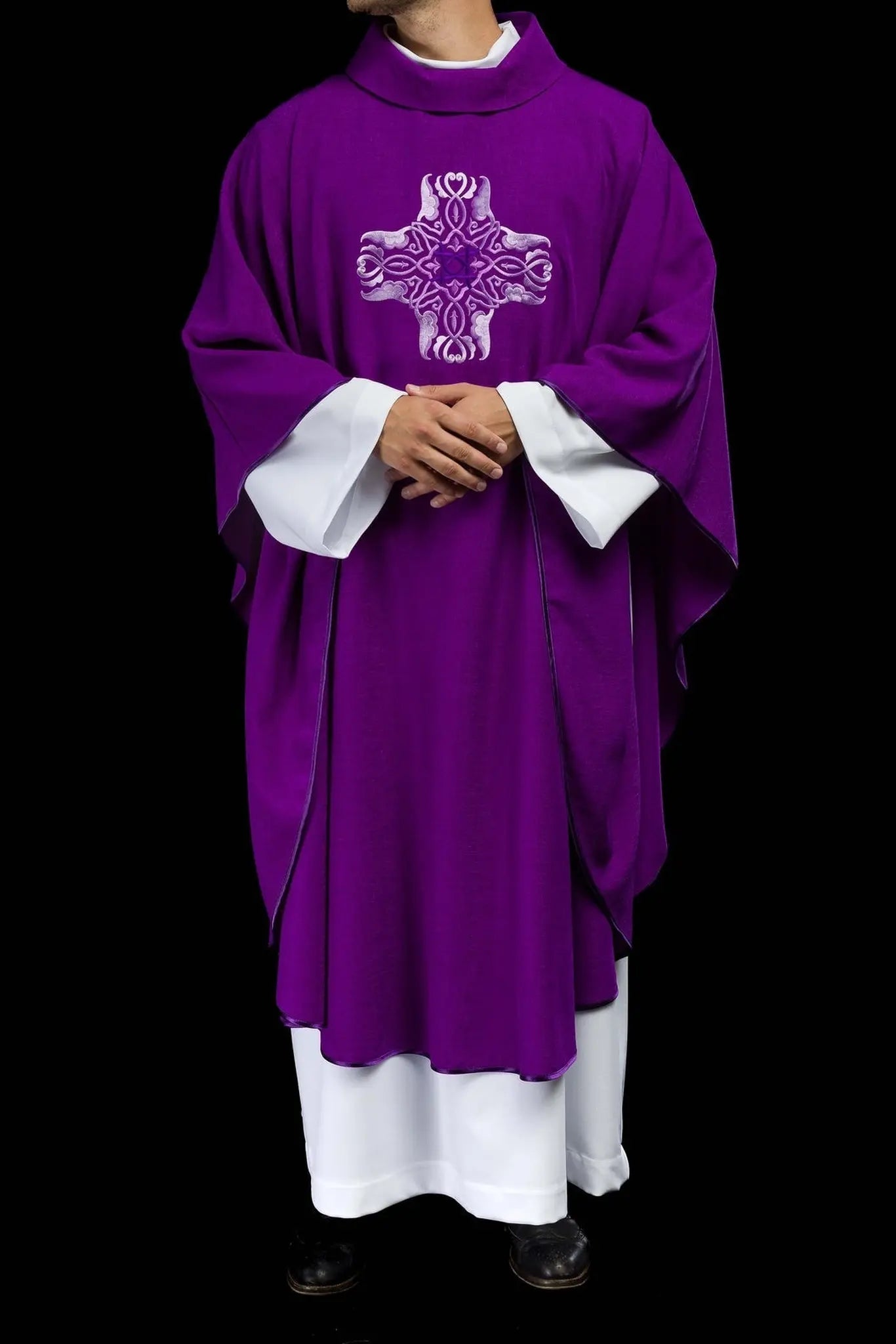 Chasuble violette avec broderie de la Croix