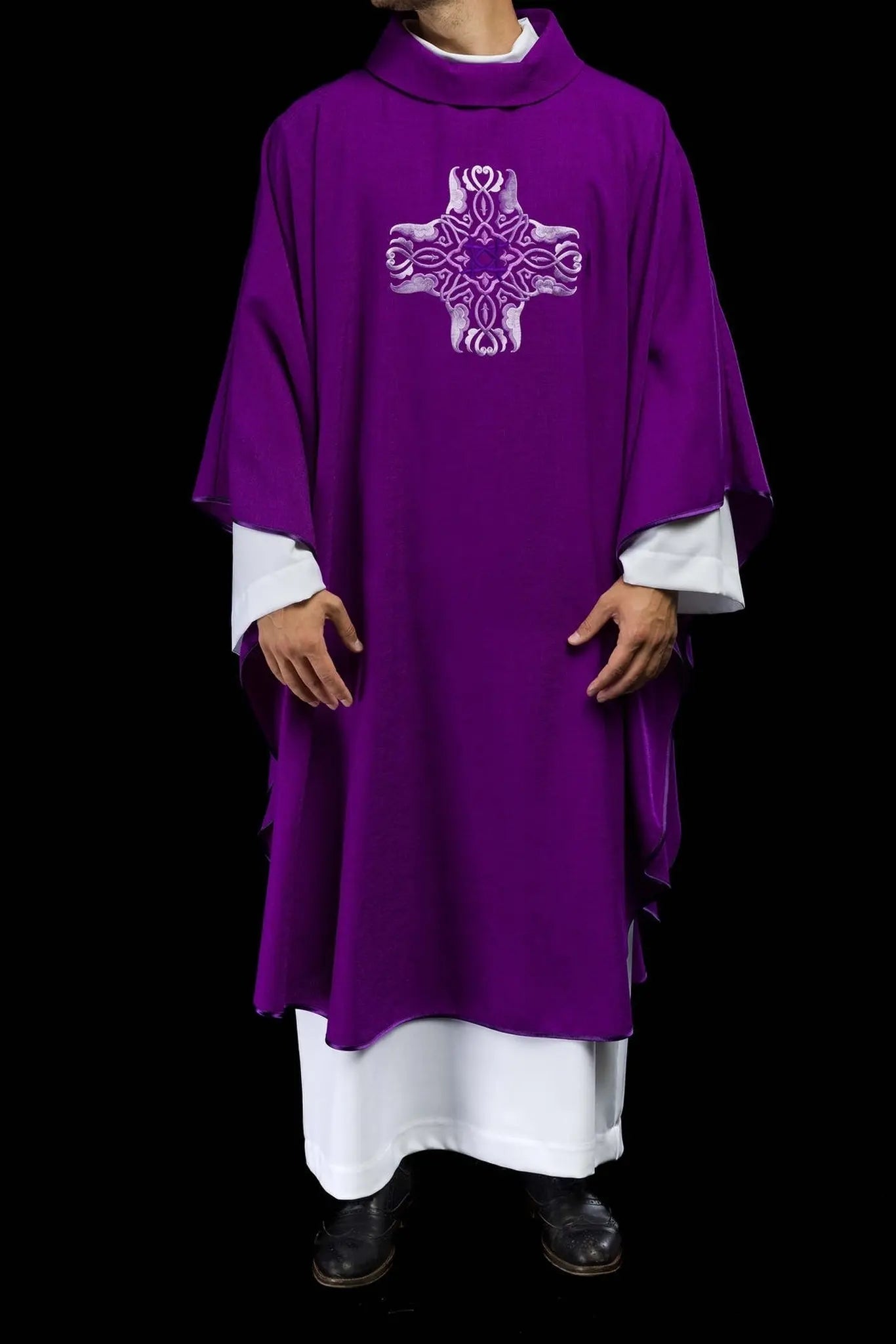 Chasuble violette avec broderie de la Croix