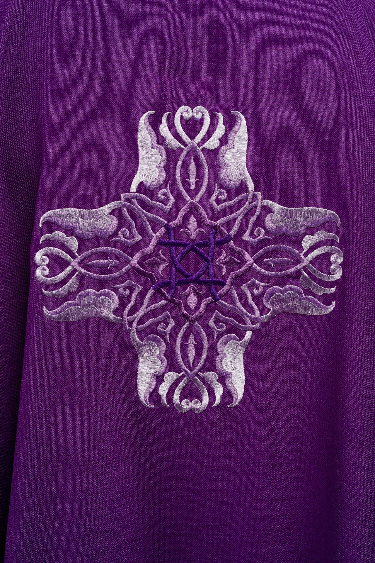 Ornat fioletowy z haftem Krzyża - ORNATY.PL