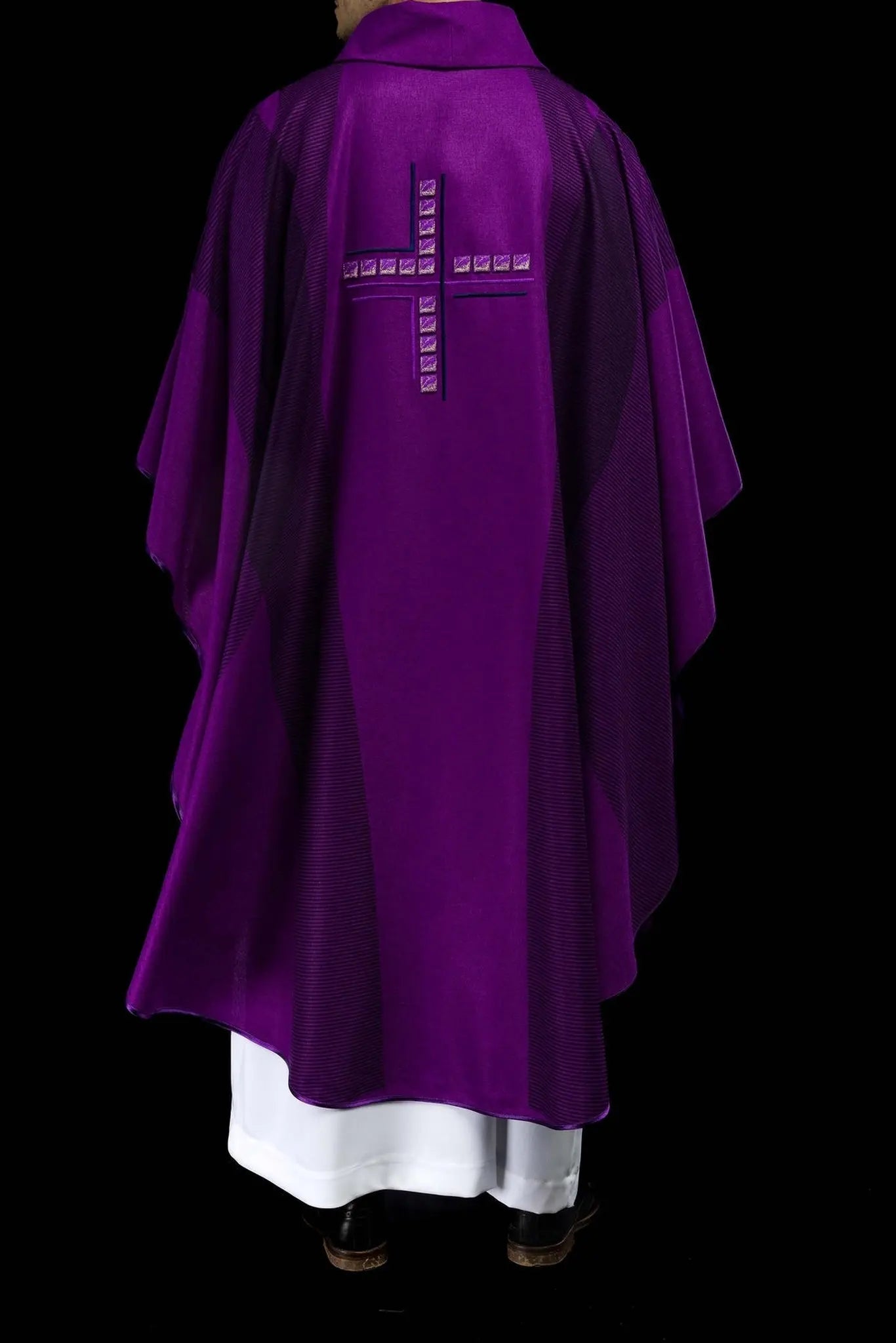 Chasuble violette avec croix