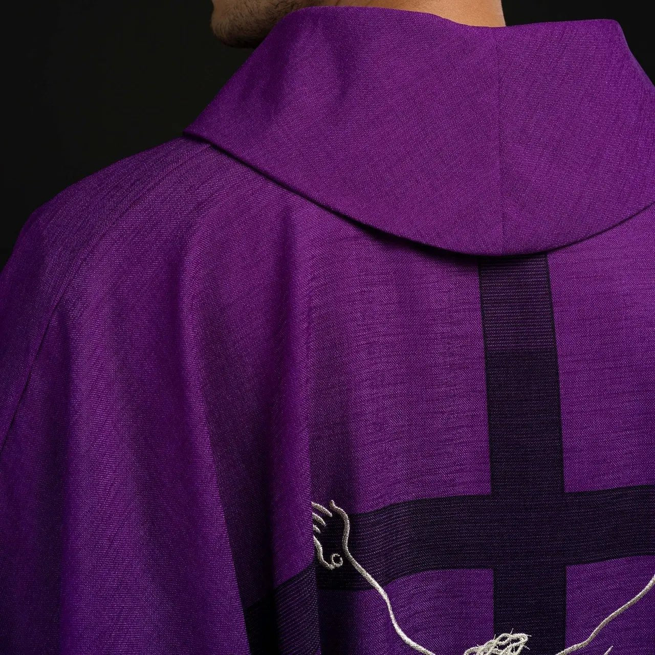 Chasuble avec le motif de Jésus sur la Croix en violet