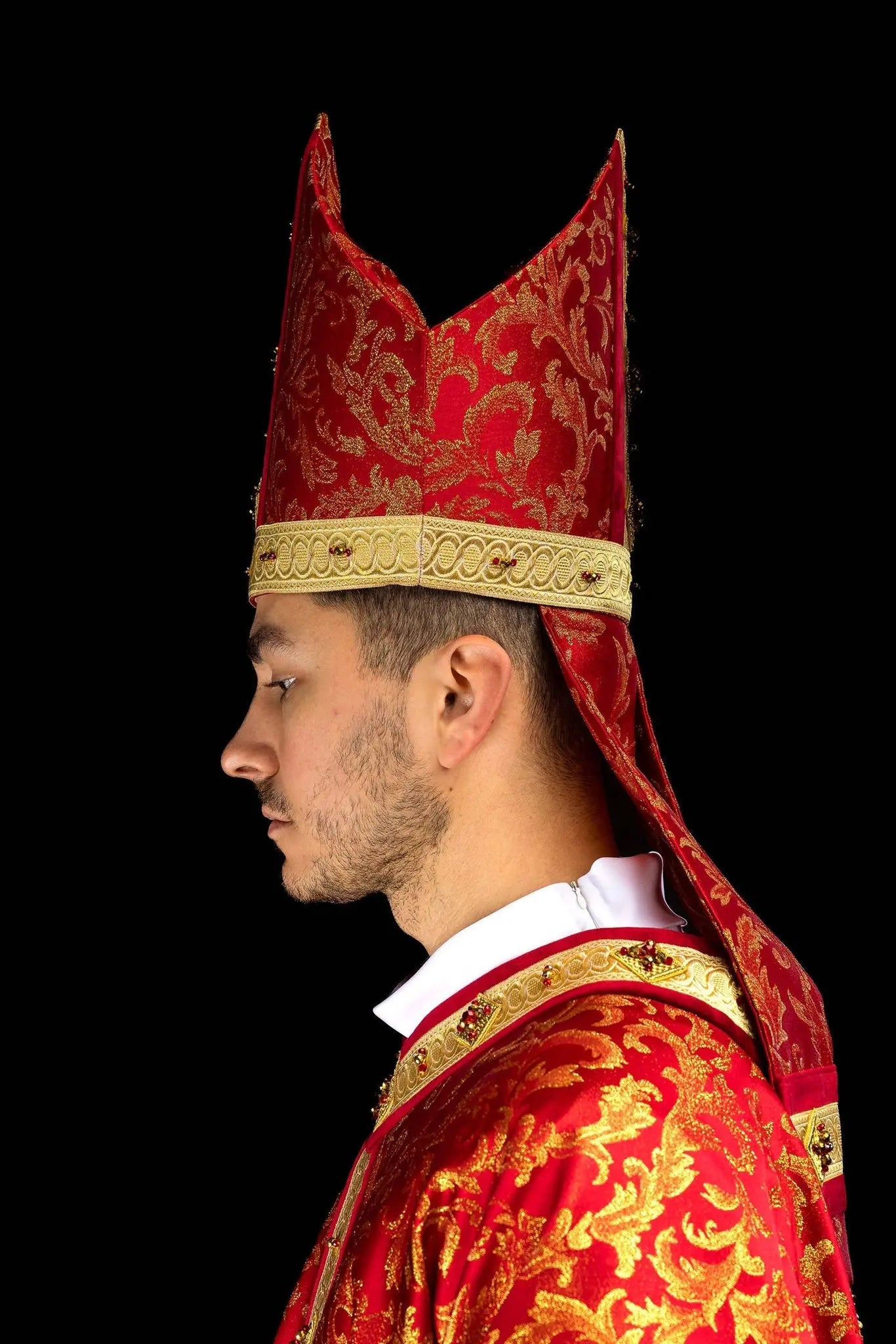 Mitre d'évêque rouge faite main avec pierres naturelles et détails dorés
