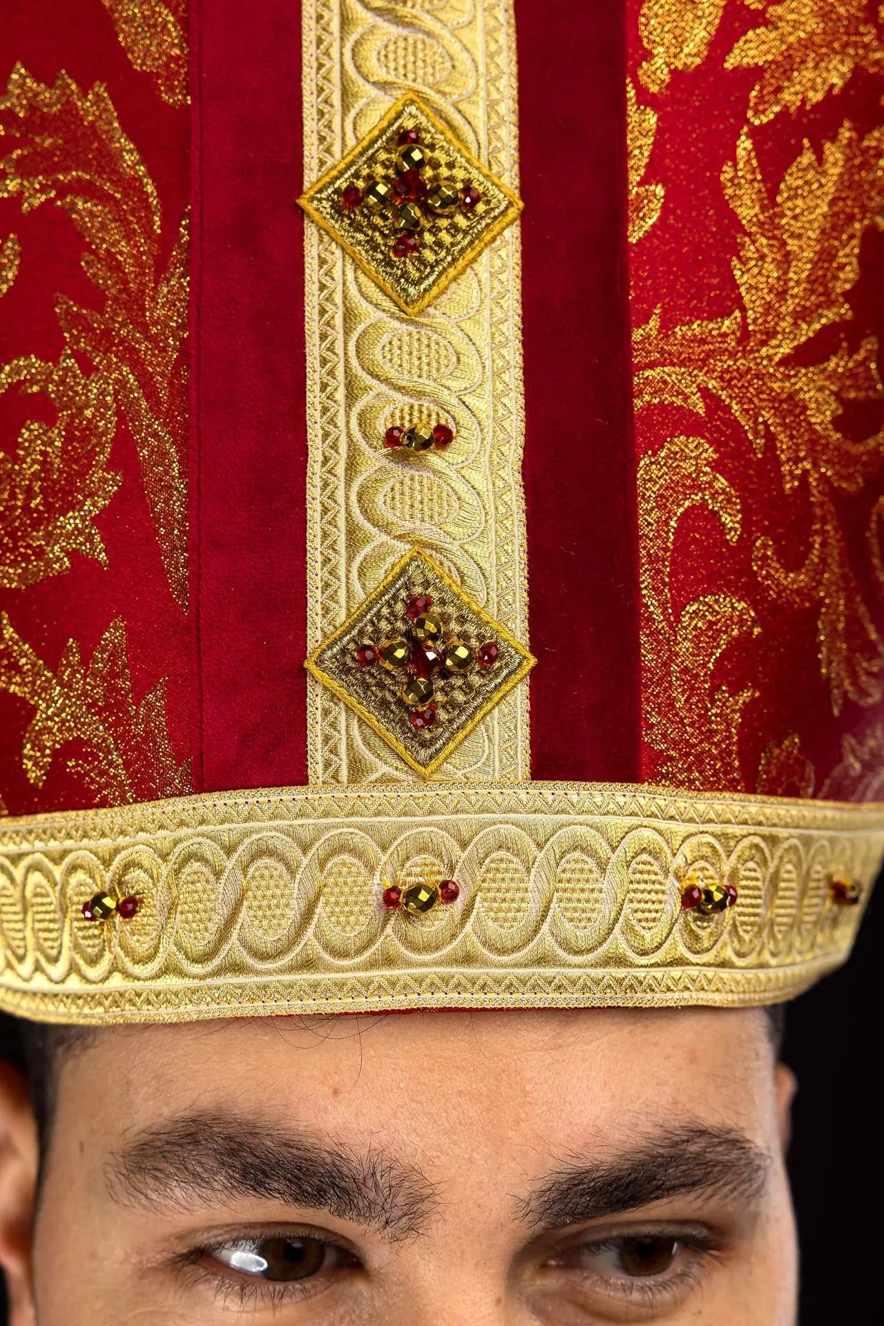 Mitre d'évêque rouge faite main avec pierres naturelles et détails dorés