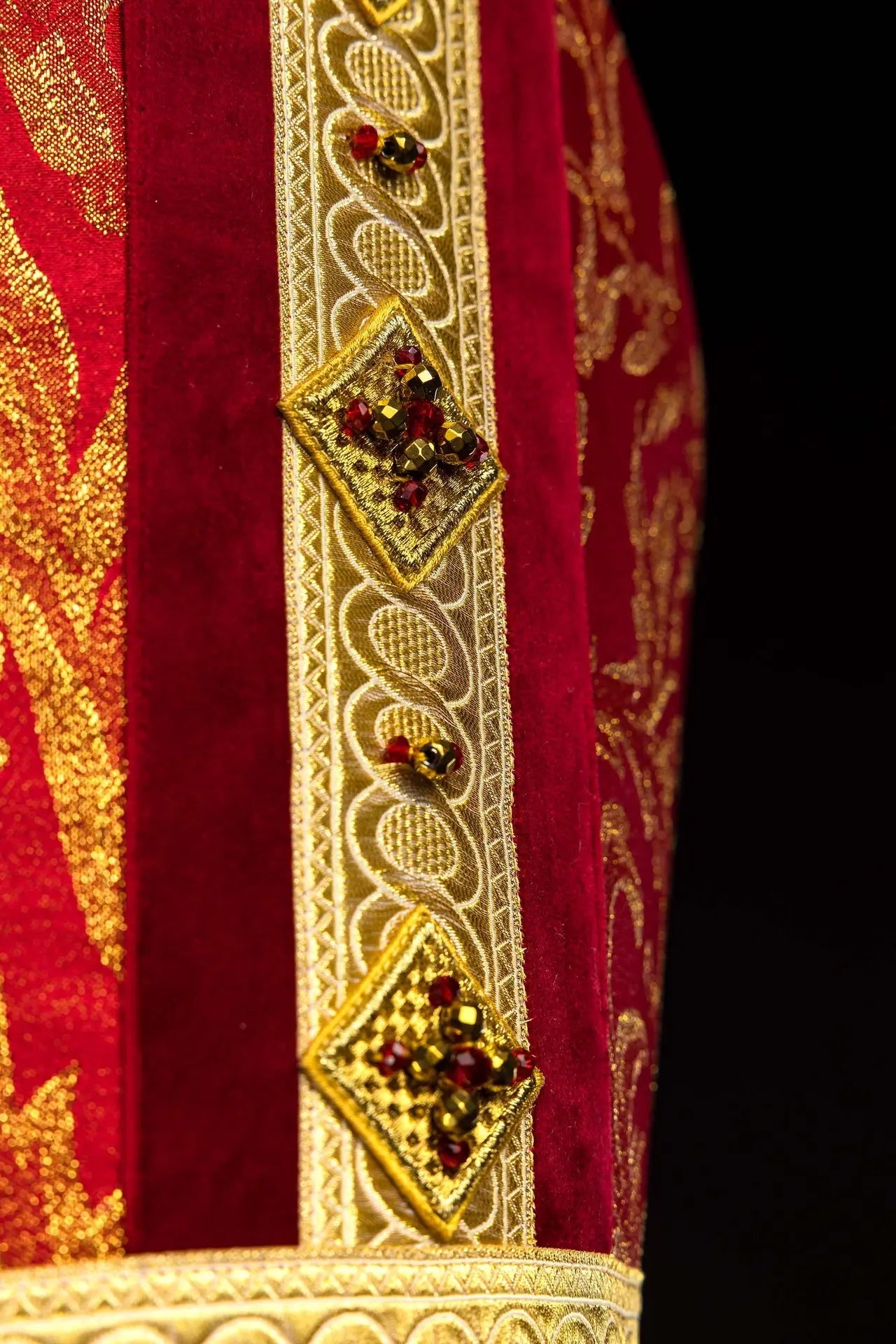 Mitre d'évêque rouge faite main avec pierres naturelles et détails dorés
