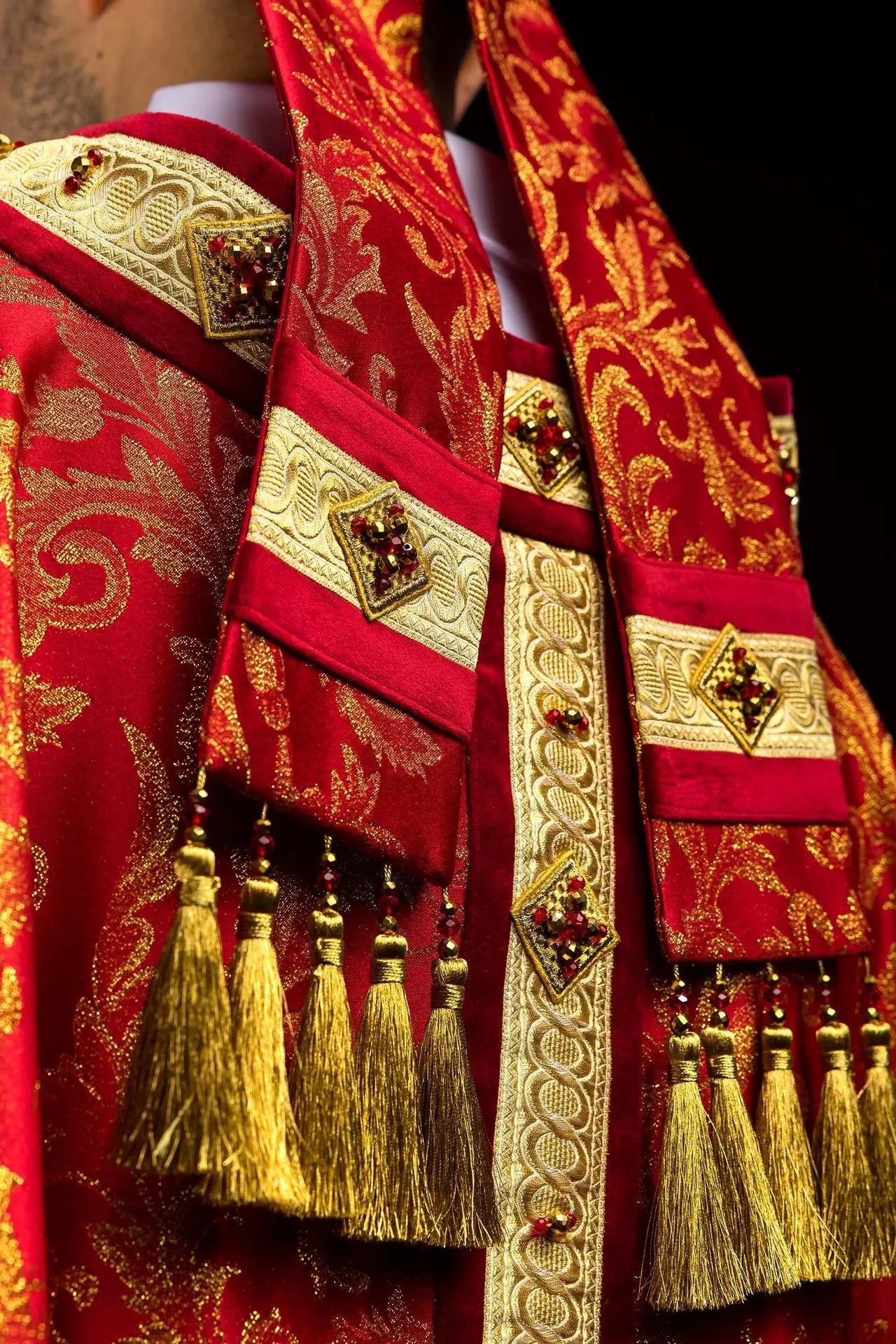 Mitre d'évêque rouge faite main avec pierres naturelles et détails dorés