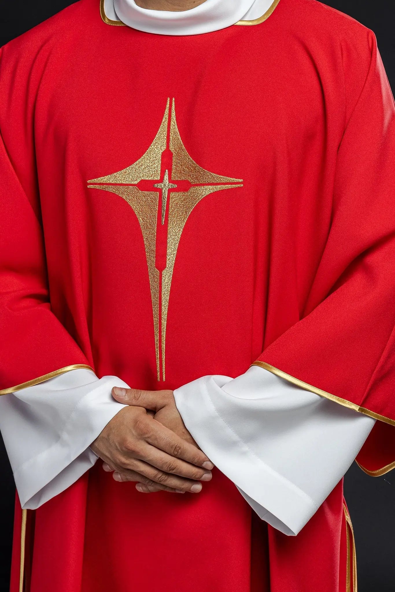 Rouge Dalmatie avec croix dorée brodée