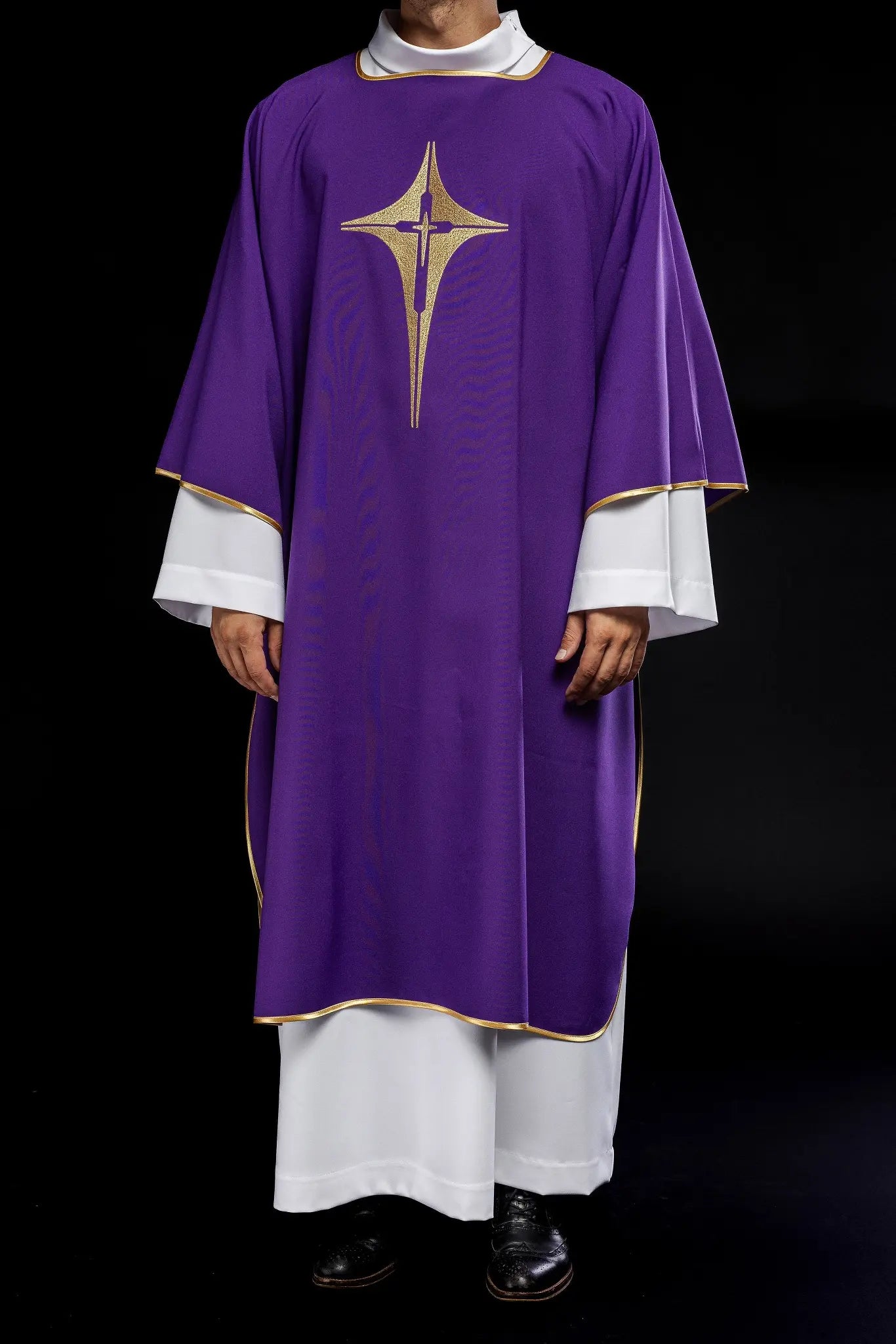 Dalmate violet avec croix dorée brodée
