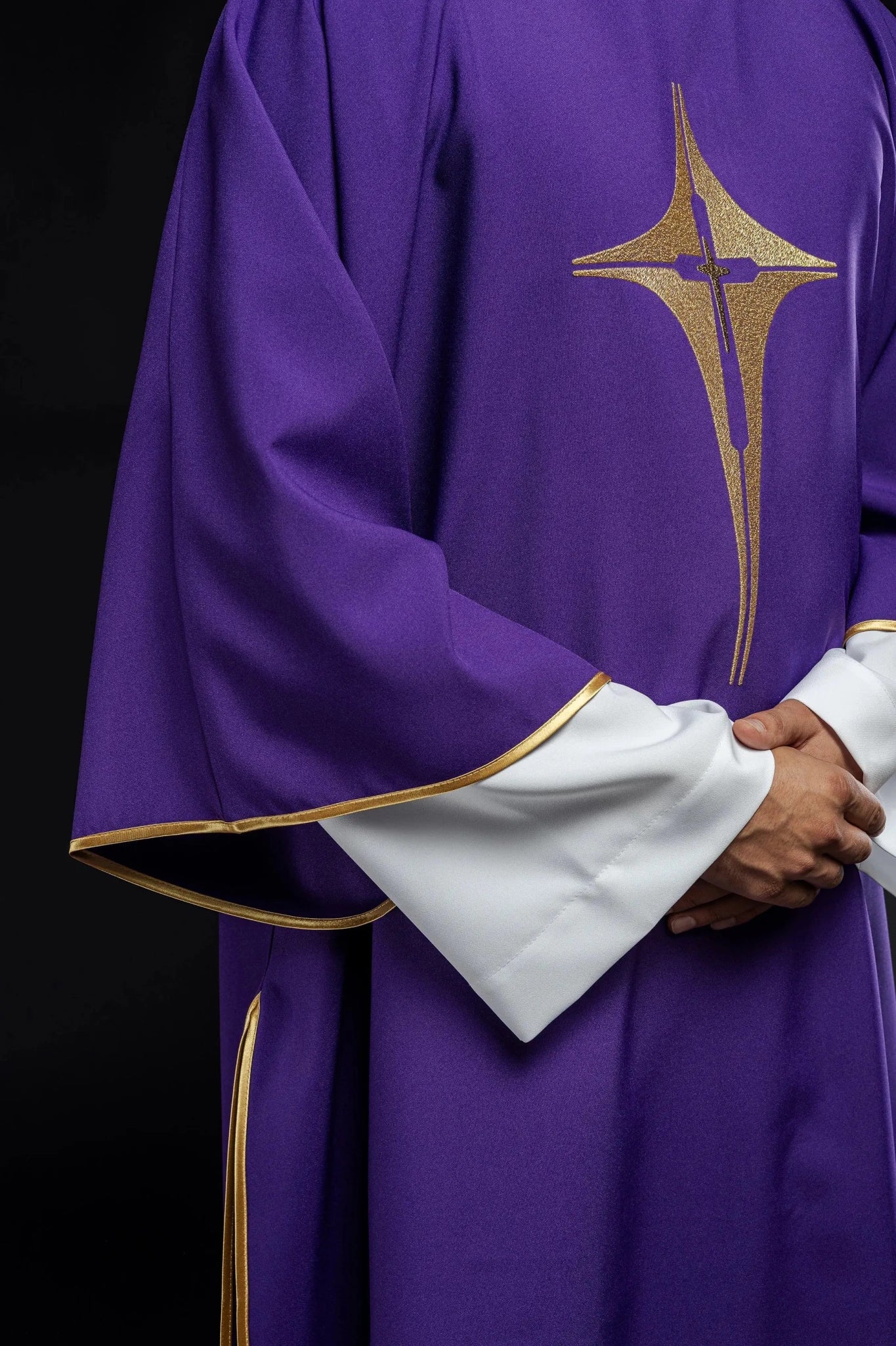 Dalmate violet avec croix dorée brodée
