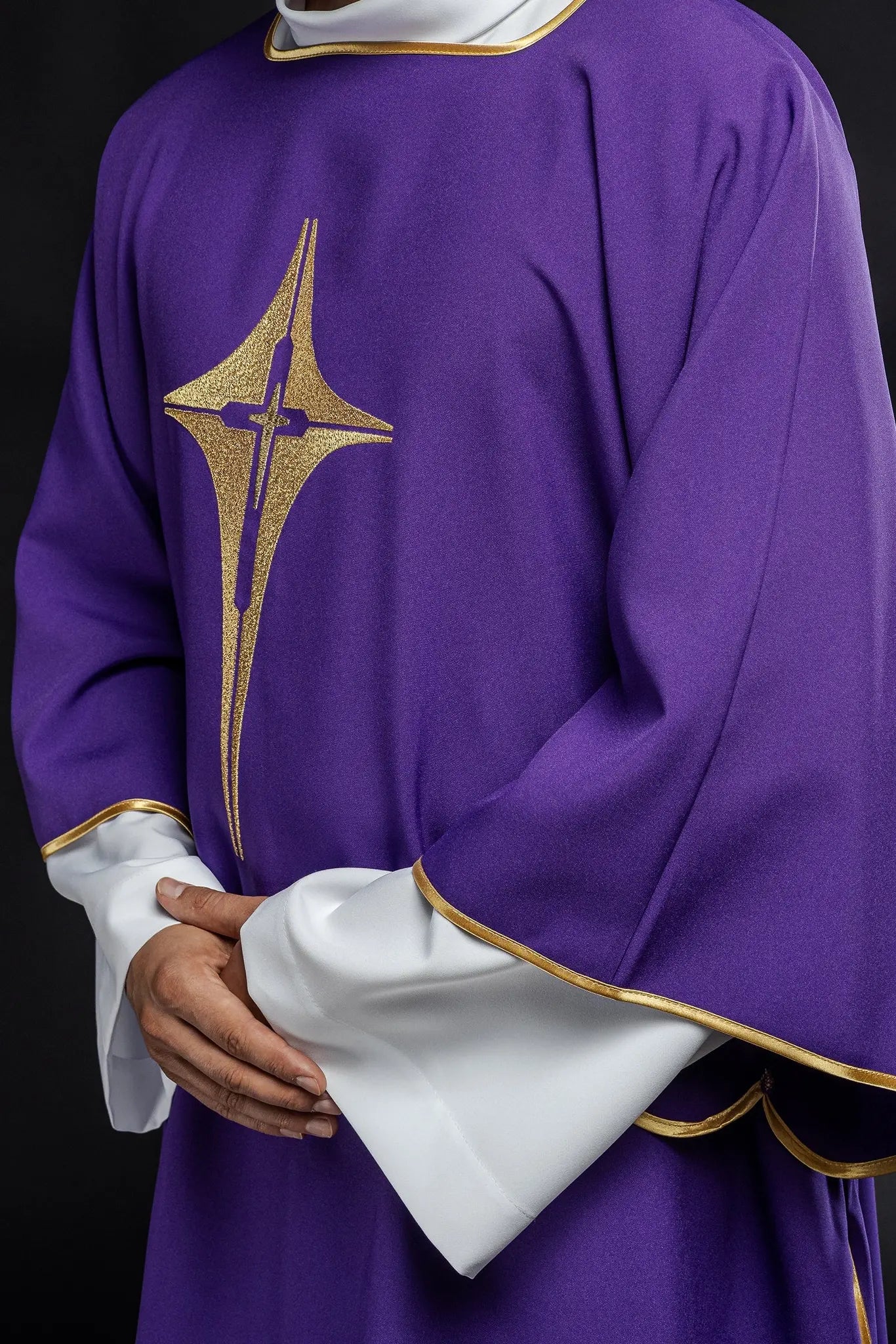 Dalmate violet avec croix dorée brodée