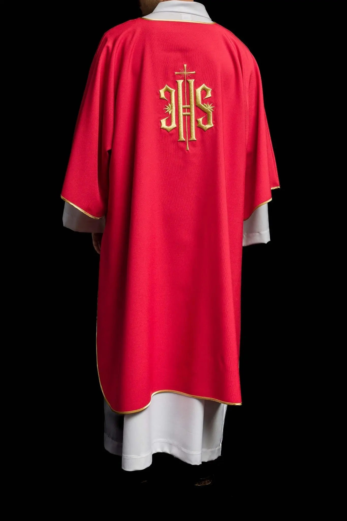 Dalmatiques rouges avec IHS doré brodé