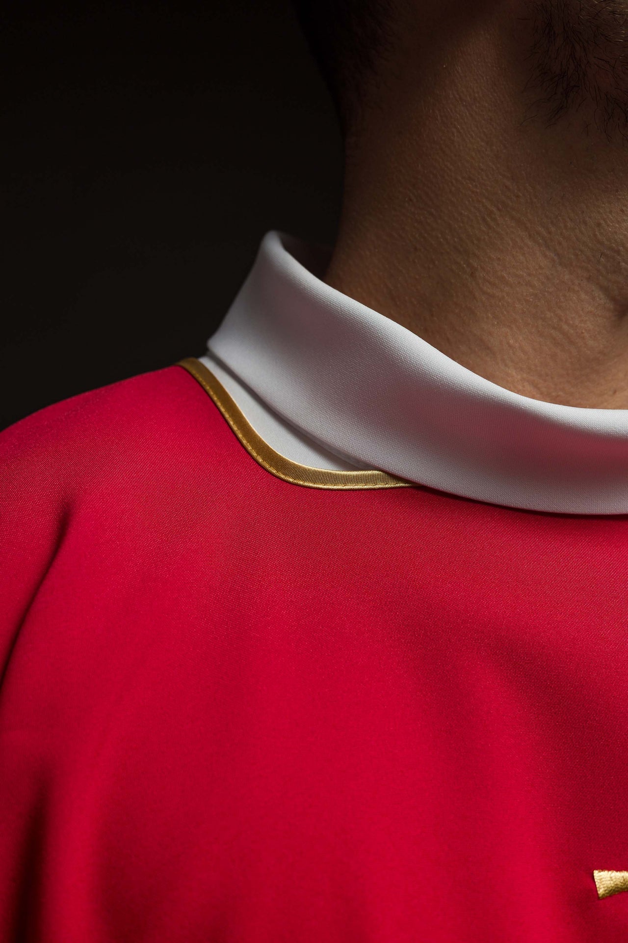 Czerwona Dalmatyka z haftowanym złotym IHS - ORNATY.PL