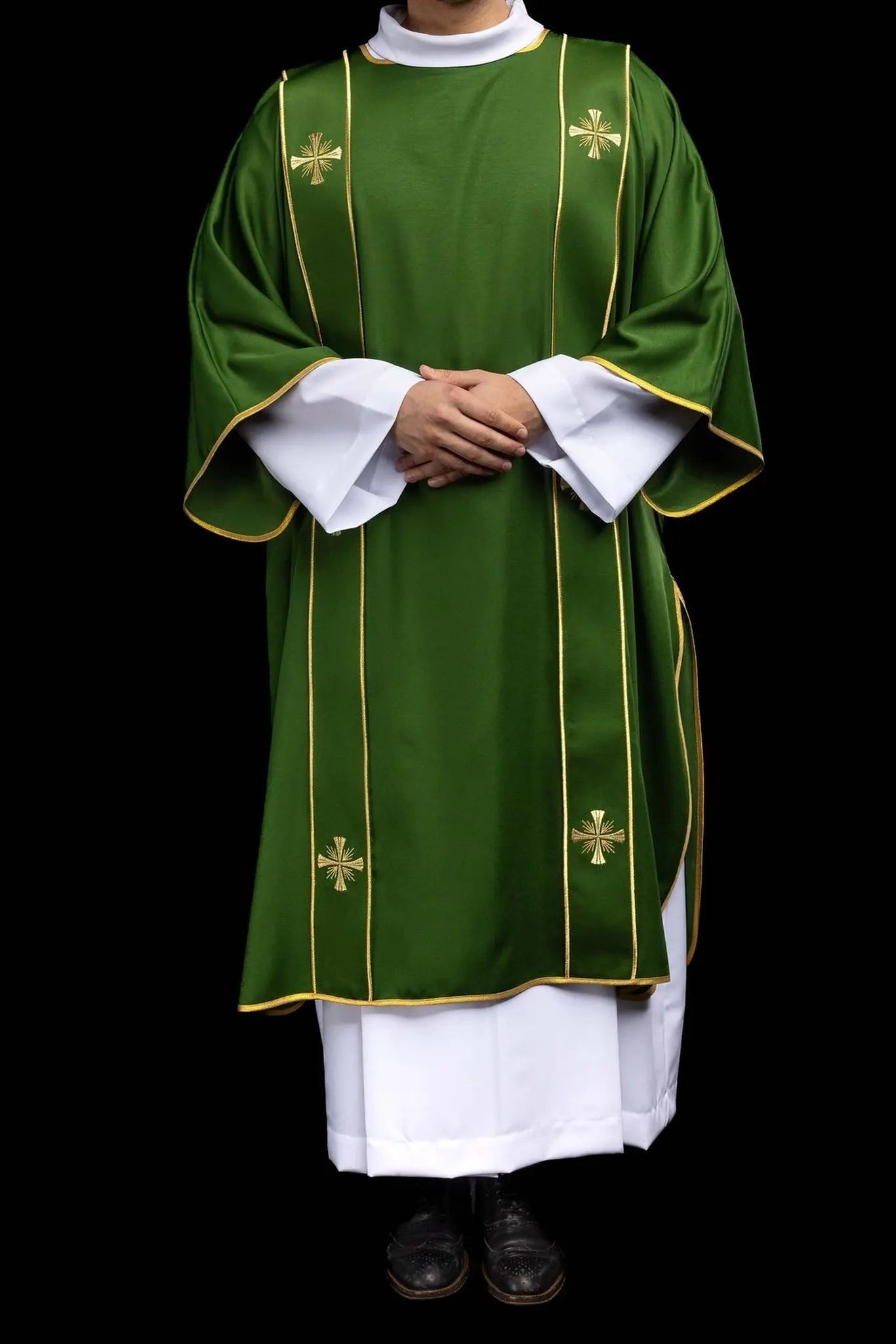 Dalmatique verte avec bandes décoratives et broderie de croix dorée