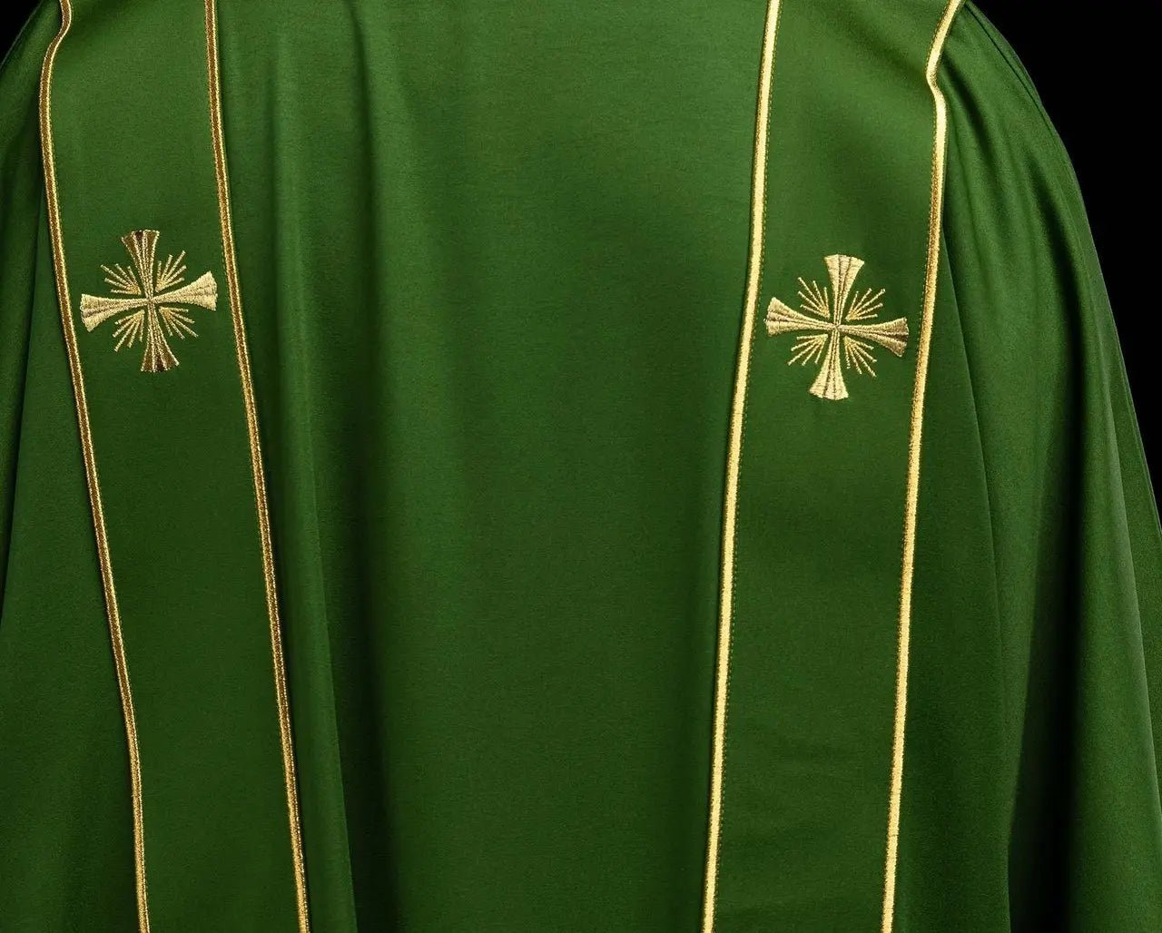 Dalmatique verte avec bandes décoratives et broderie de croix dorée