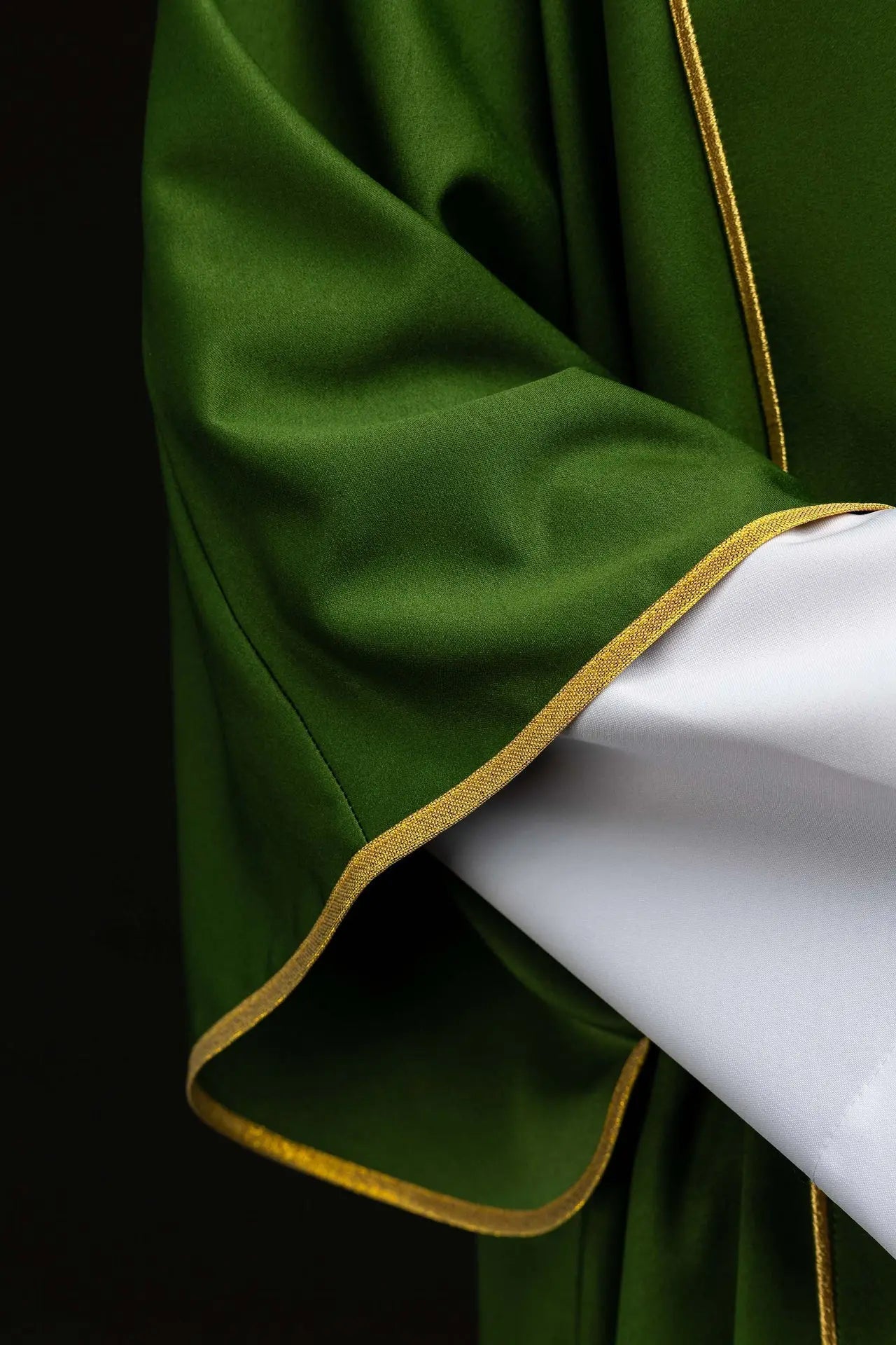 Dalmatique verte avec bandes décoratives et broderie de croix dorée