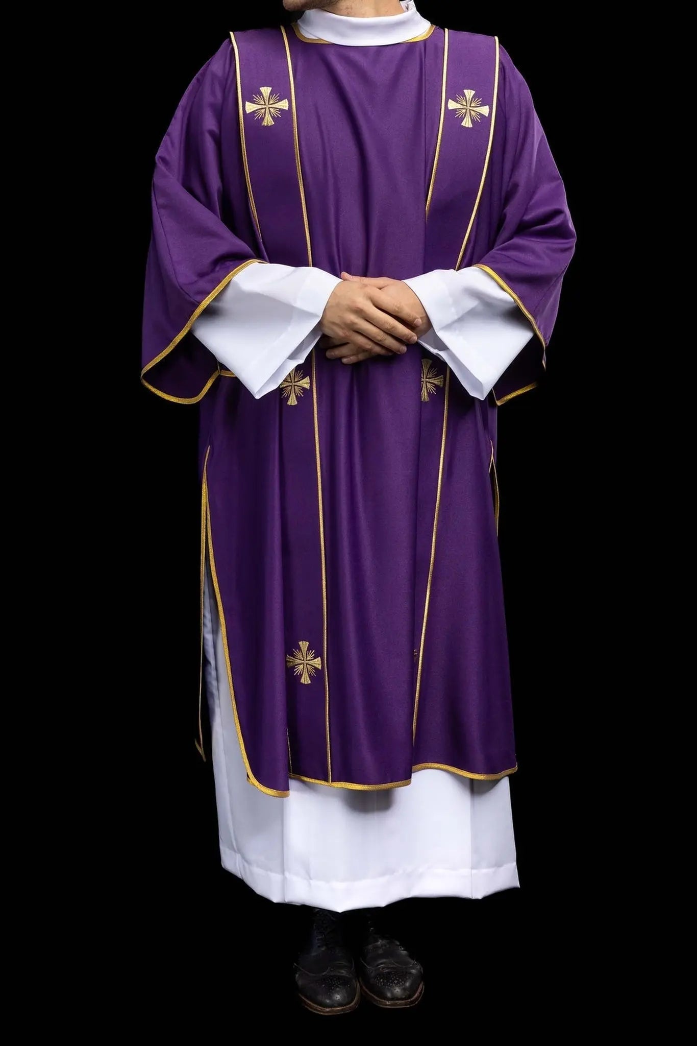 Dalmatique violette avec bandes décoratives et broderie de croix dorée