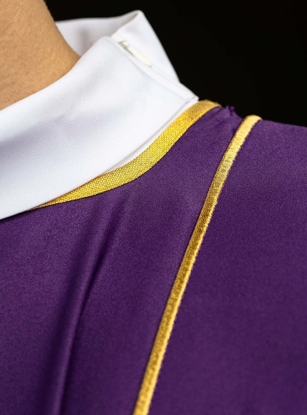 Dalmatique violette avec bandes décoratives et broderie de croix dorée