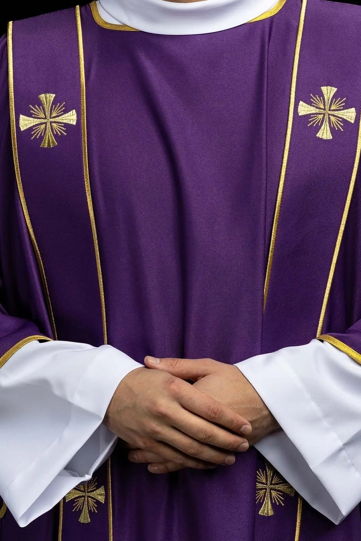 Dalmatique violette avec bandes décoratives et broderie de croix dorée