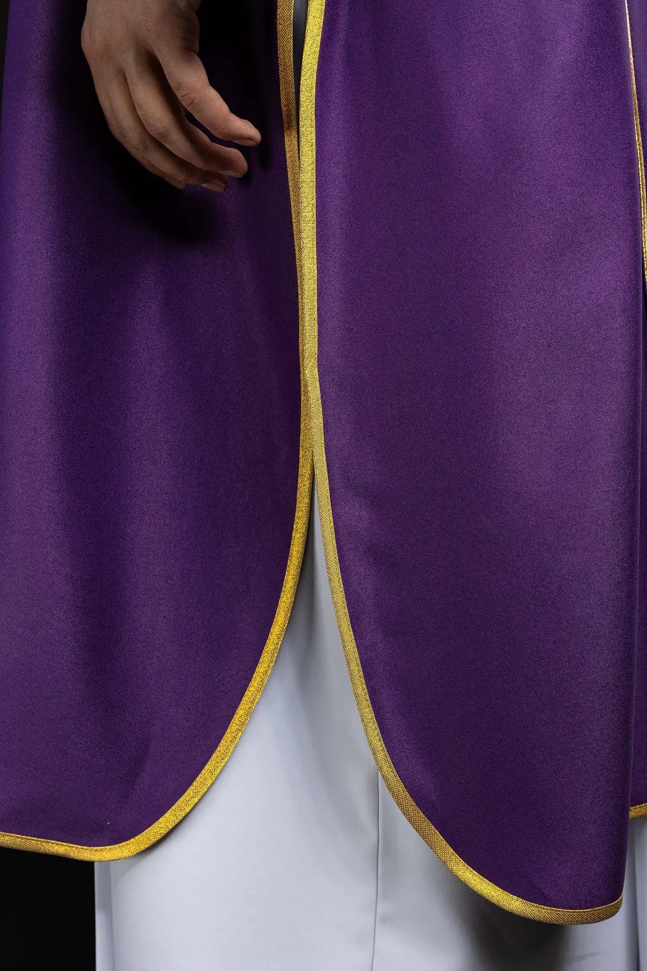 Dalmatique violette avec bandes décoratives et broderie de croix dorée