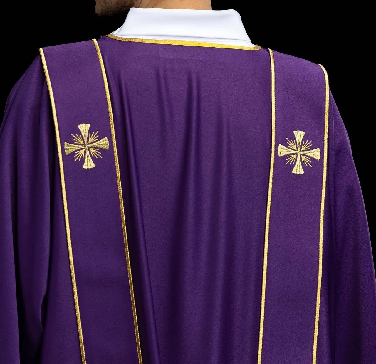 Dalmatique violette avec bandes décoratives et broderie de croix dorée
