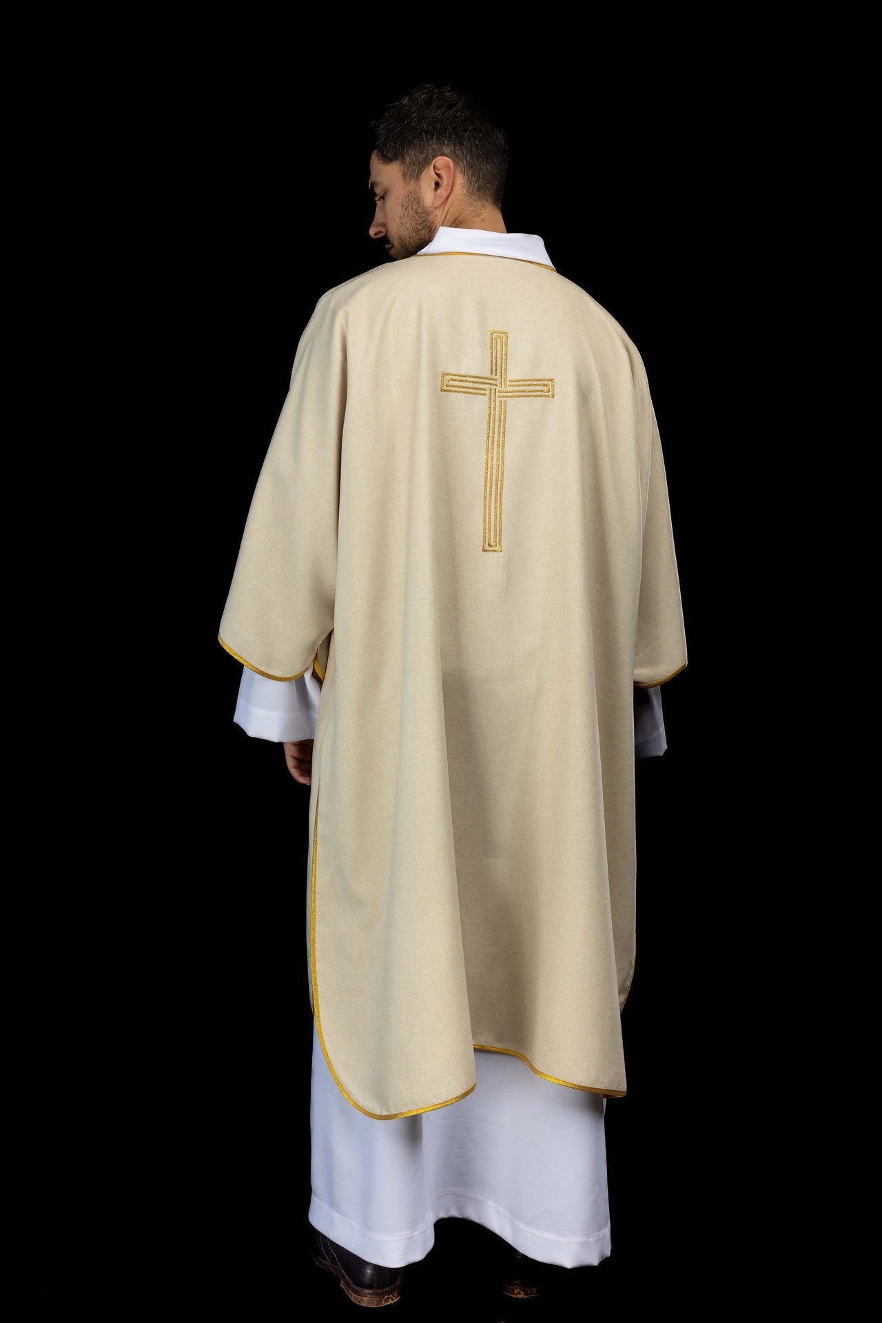 Ecru dalmatyka z haftowanym złotym krzyżem - ORNATY.PL